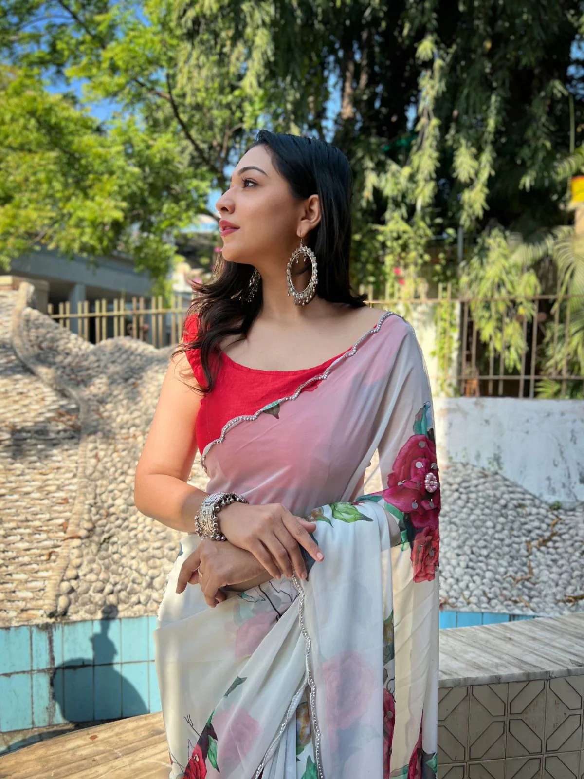 Odette Off White Georgette Printed Saree With Unstitched Blouse For Women - Image 2
