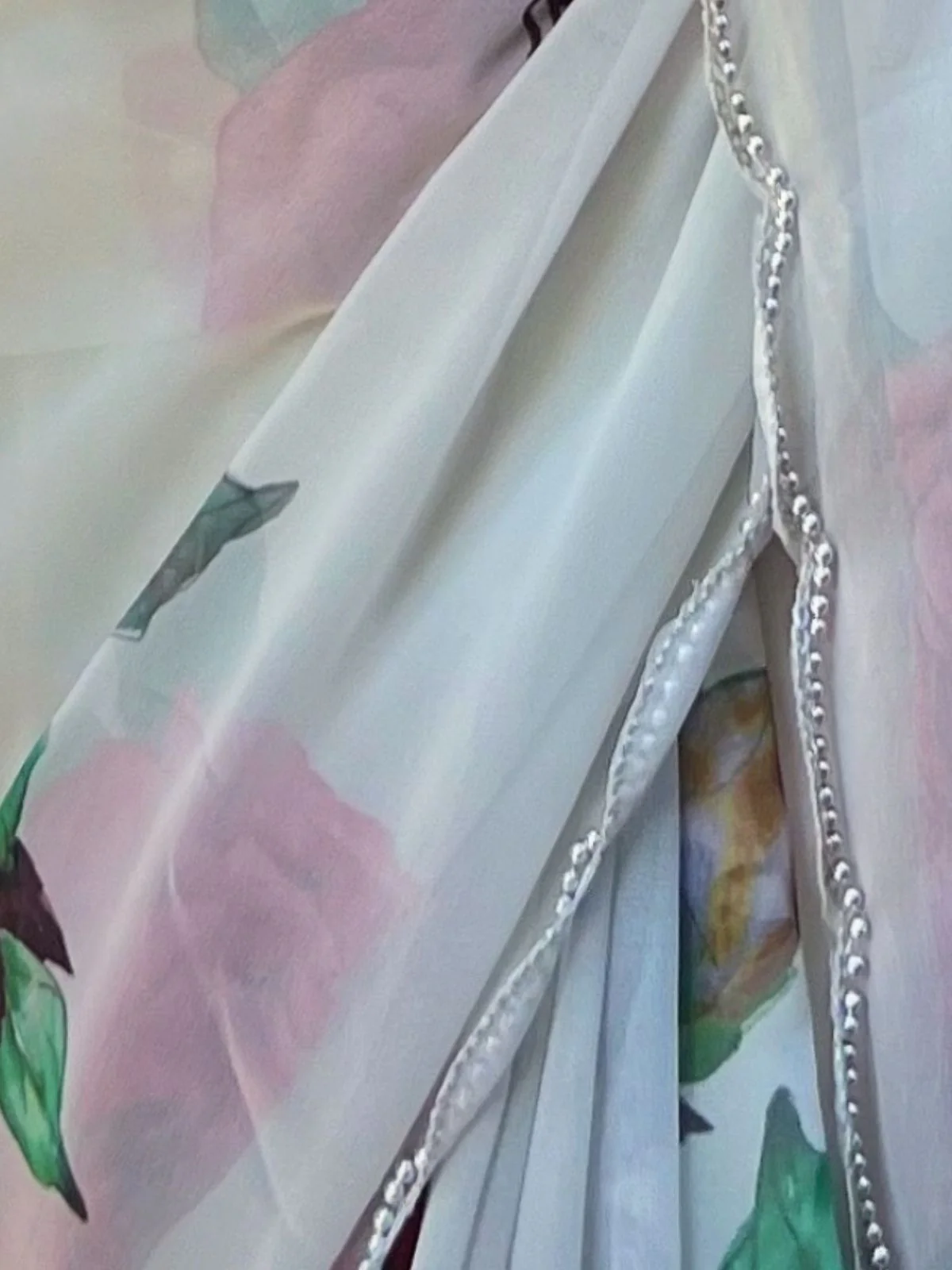Odette Off White Georgette Printed Saree With Unstitched Blouse For Women - Image 3