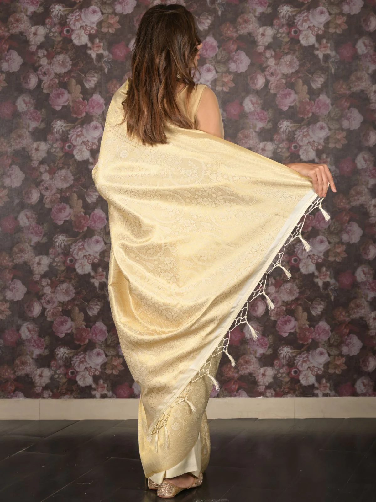 Odette Off White Gold Thread Woven Silk Blend Saree with Unstitched Blouse for Women - Image 4