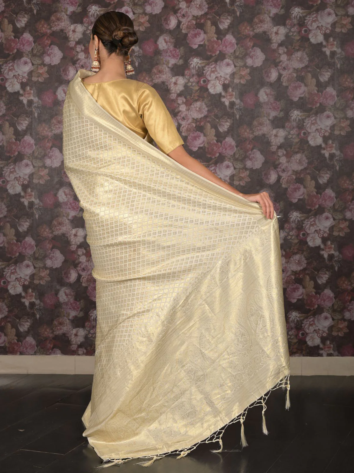 Odette Off White Gold Thread Woven Silk Blend Saree with Unstitched Blouse for Women - Image 4