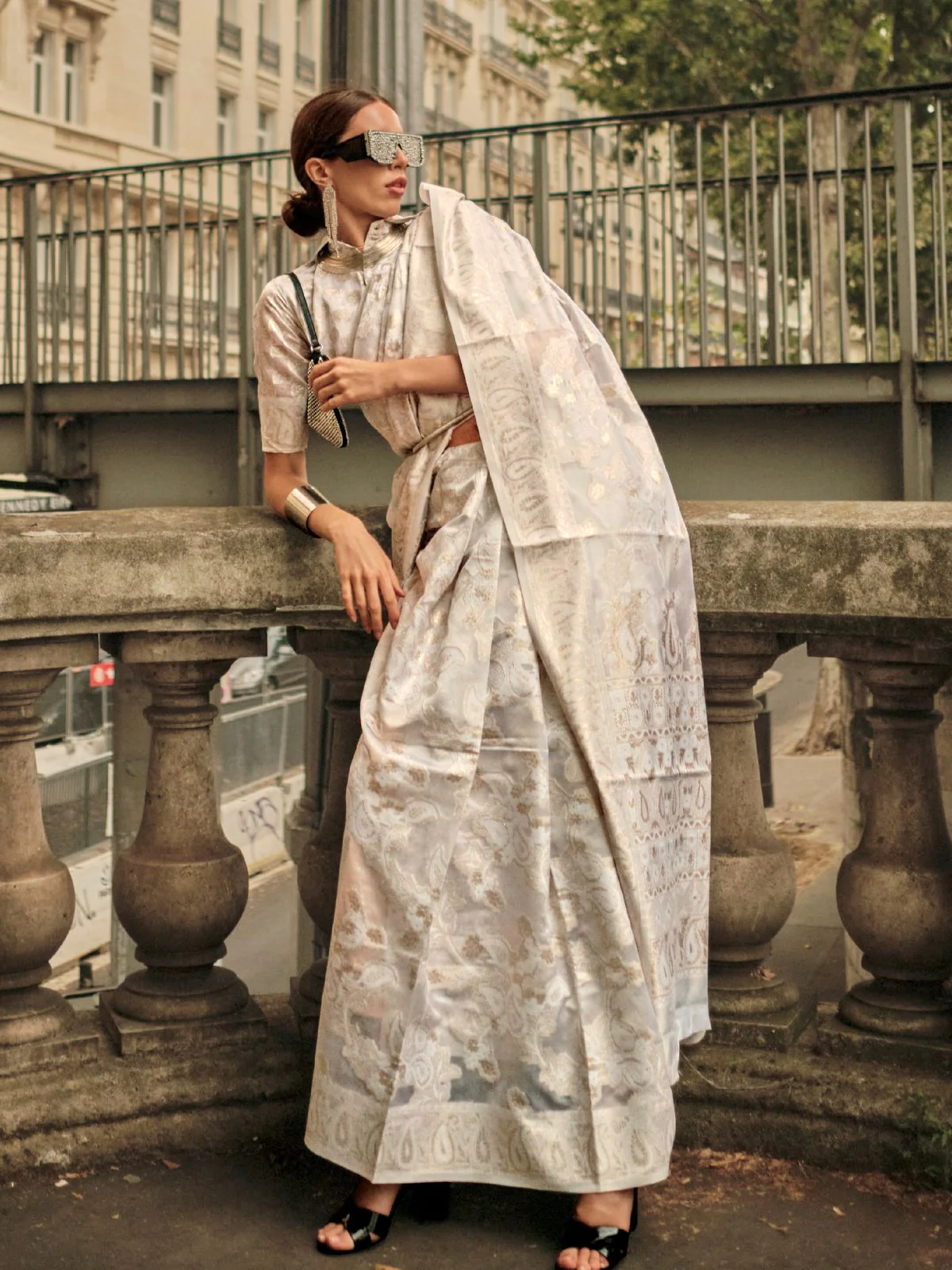Odette Off White Organza Woven Saree With Unstitched Blouse For Women - Image 2