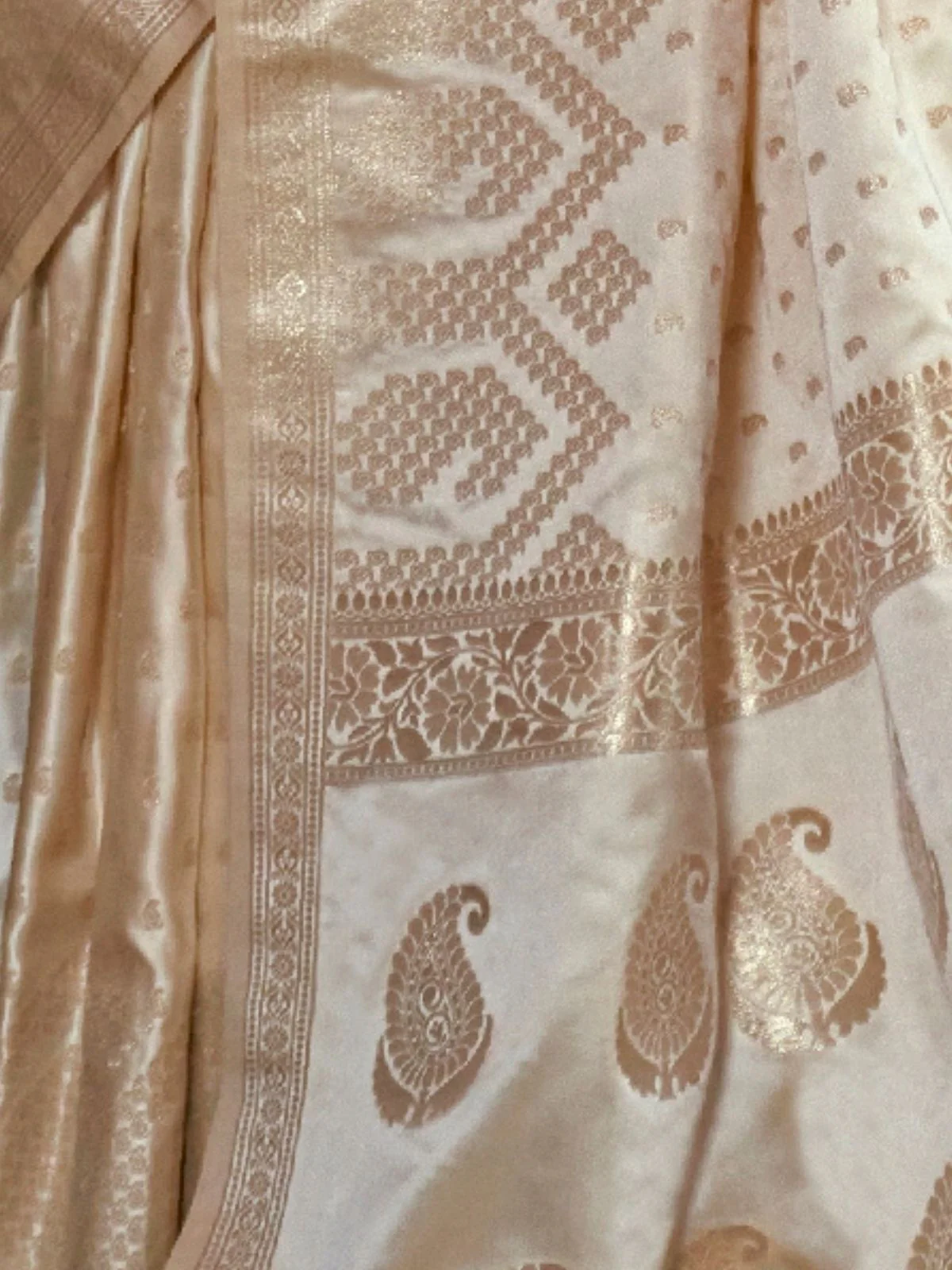 Odette Off White Satin Woven Saree With Unstitched Blouse For Women - Image 3