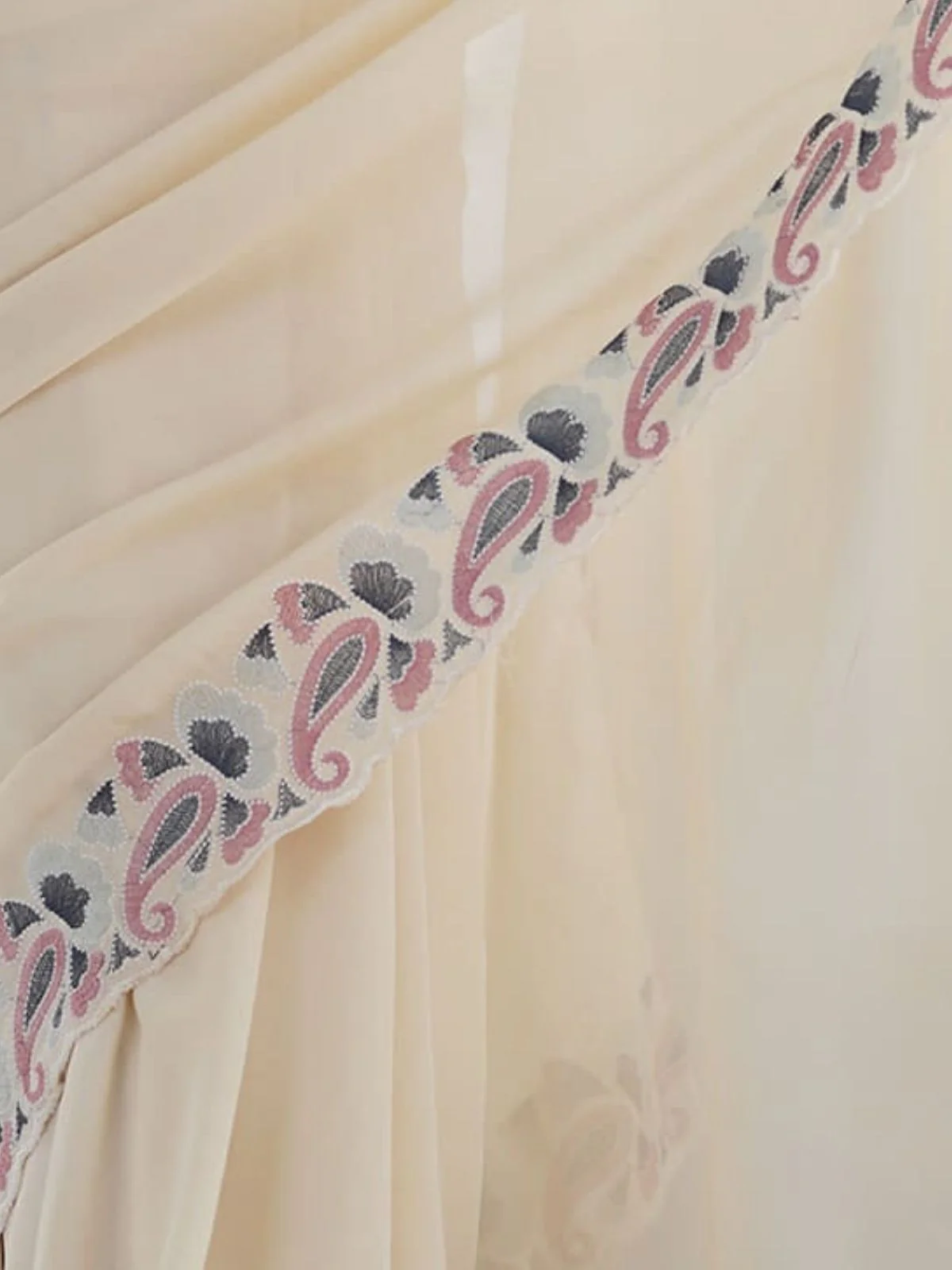 Odette Off White Silk Blend Embroidered Solid Saree For Women - Image 5