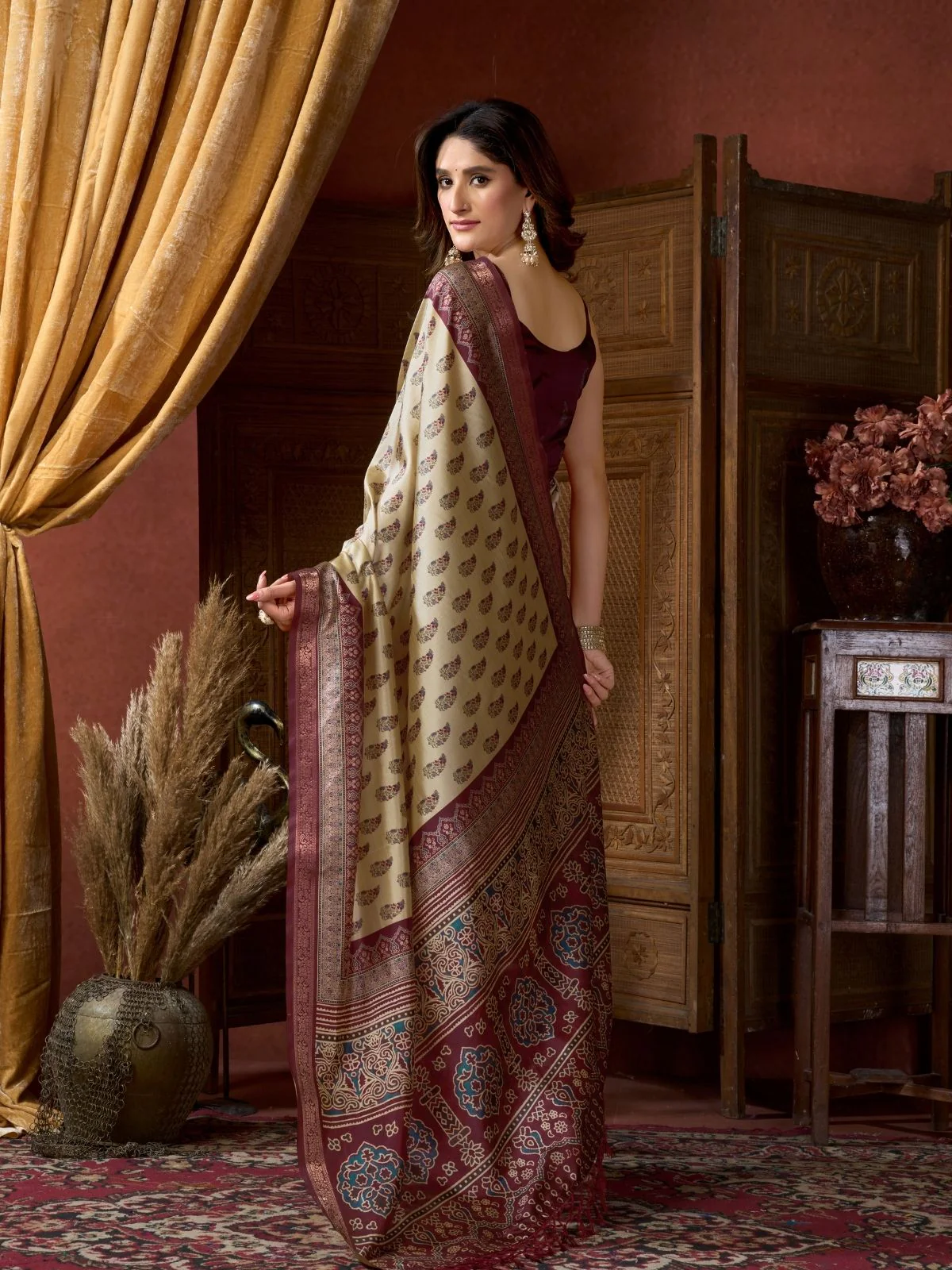 Odette Off White Silk Blend Printed Saree For Women - Image 4