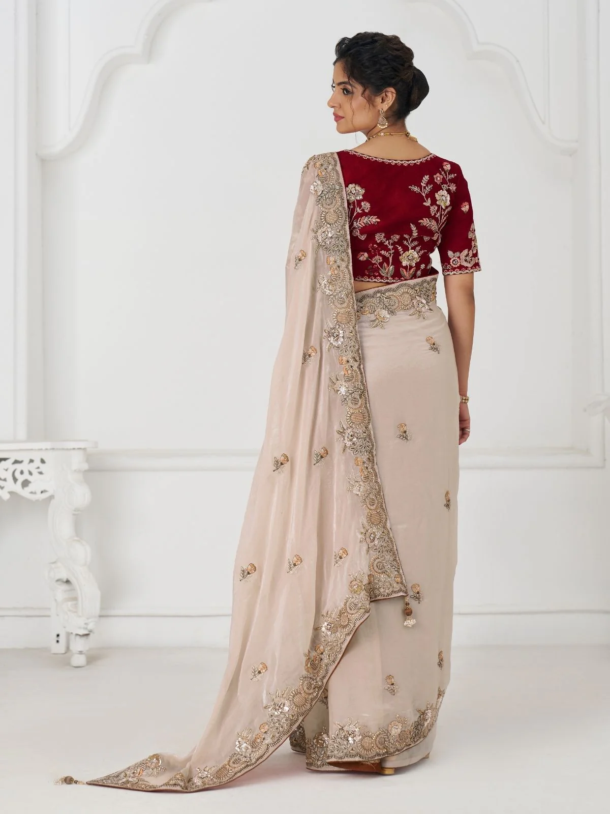 Odette Off White Viscose Silk Embroidered Saree For Women - Image 4