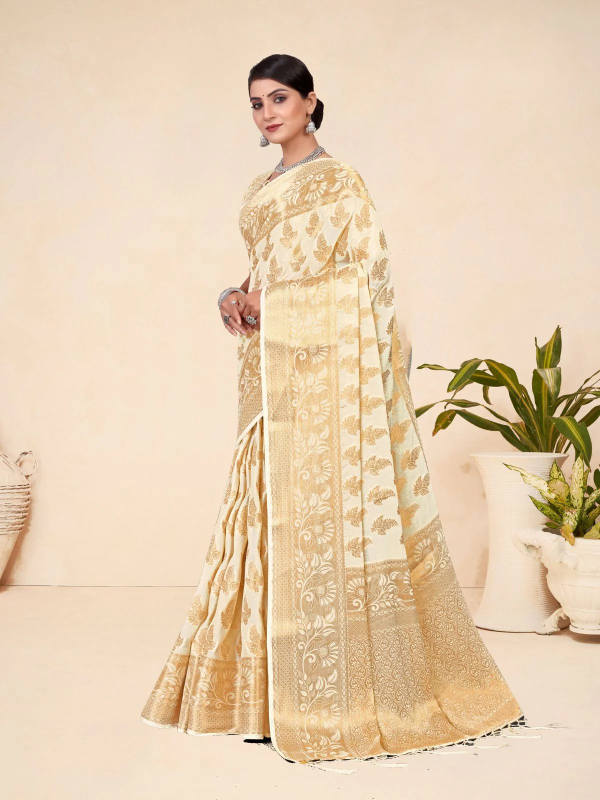 Odette Off White Viscose  Woven Saree With Unstitched Blouse For Women - Image 2