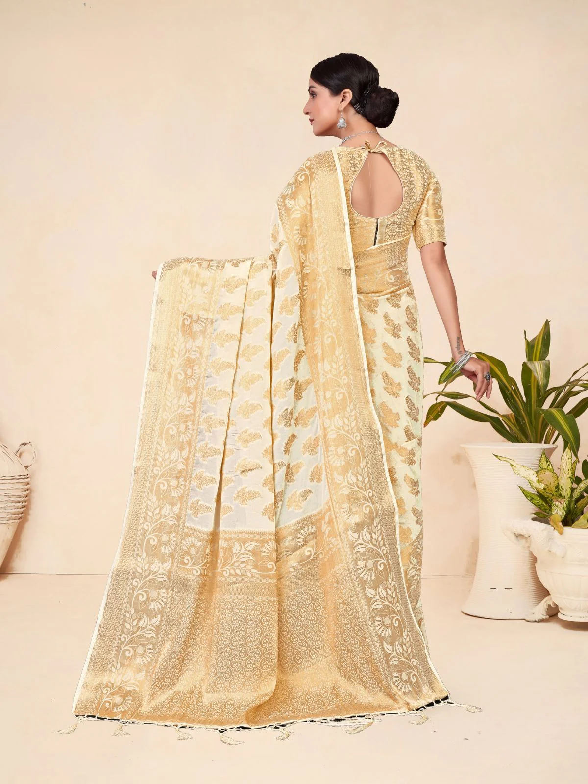 Odette Off White Viscose  Woven Saree With Unstitched Blouse For Women - Image 4