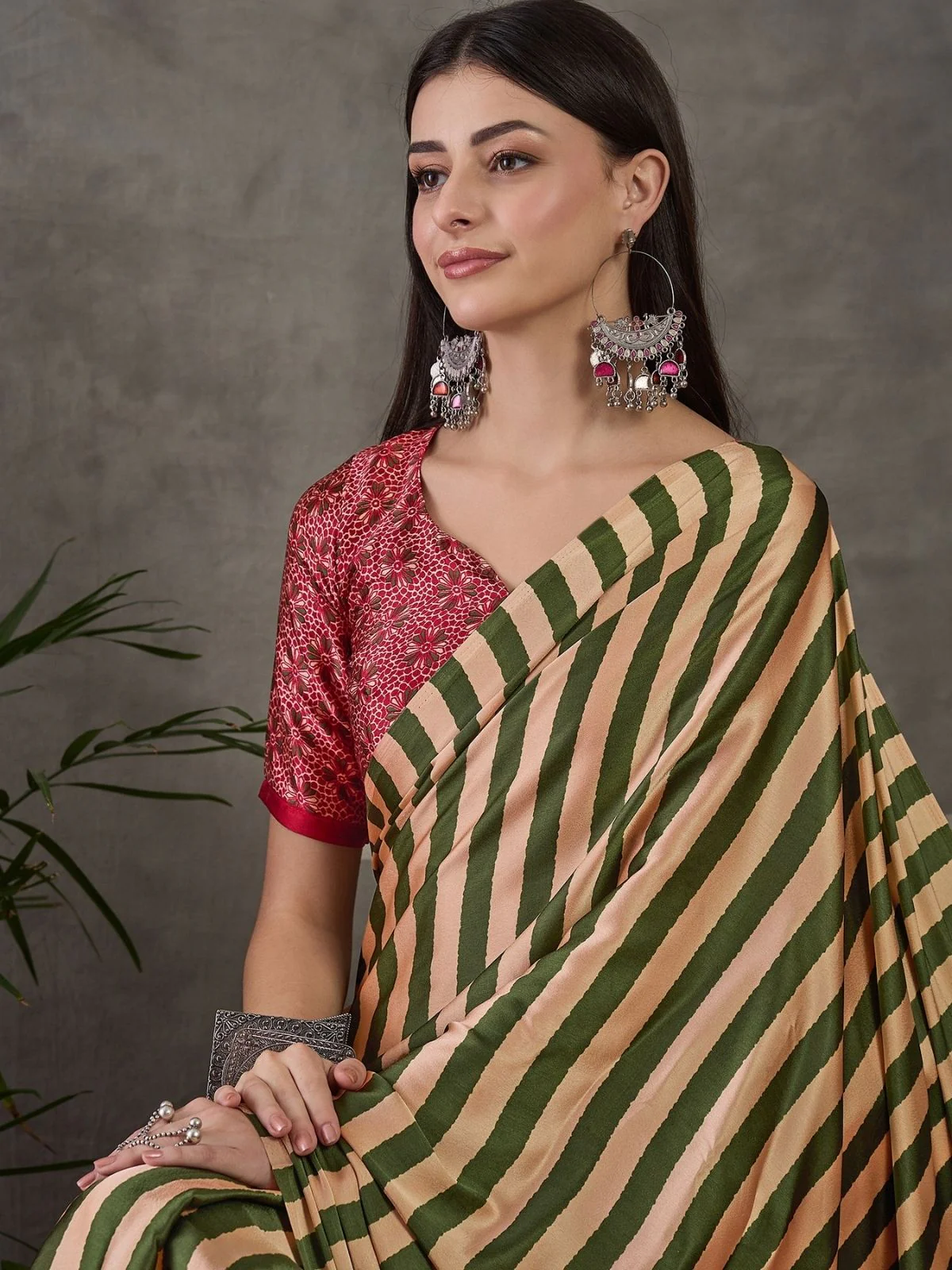 Odette Olive And Cream Silk Blend Printed Elegant Saree For Women - Image 4