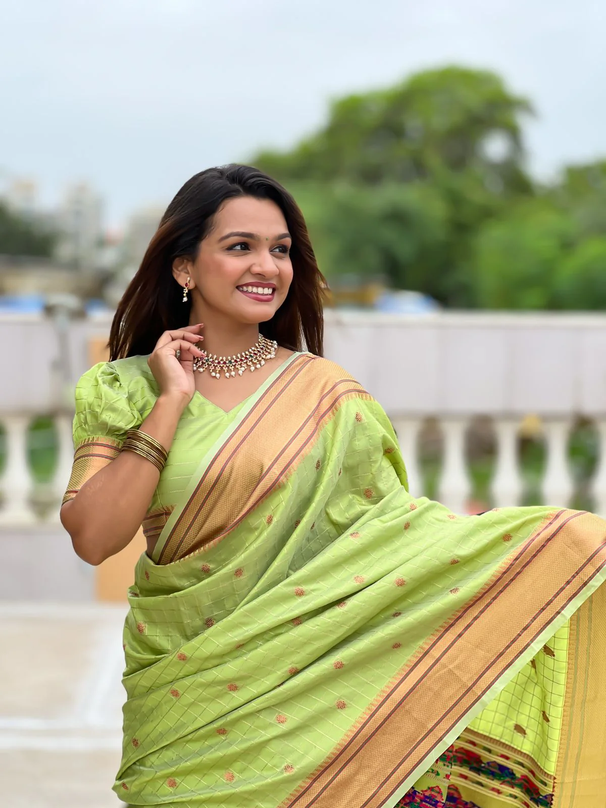 Odette Olive Woven Design Silk Blend Saree With Unstitched Blouse For Women - Image 3
