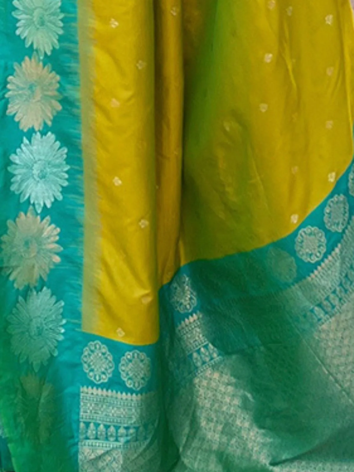 Odette Olive Woven Design Soft Silk Saree With Unstitched Blouse For Women - Image 4
