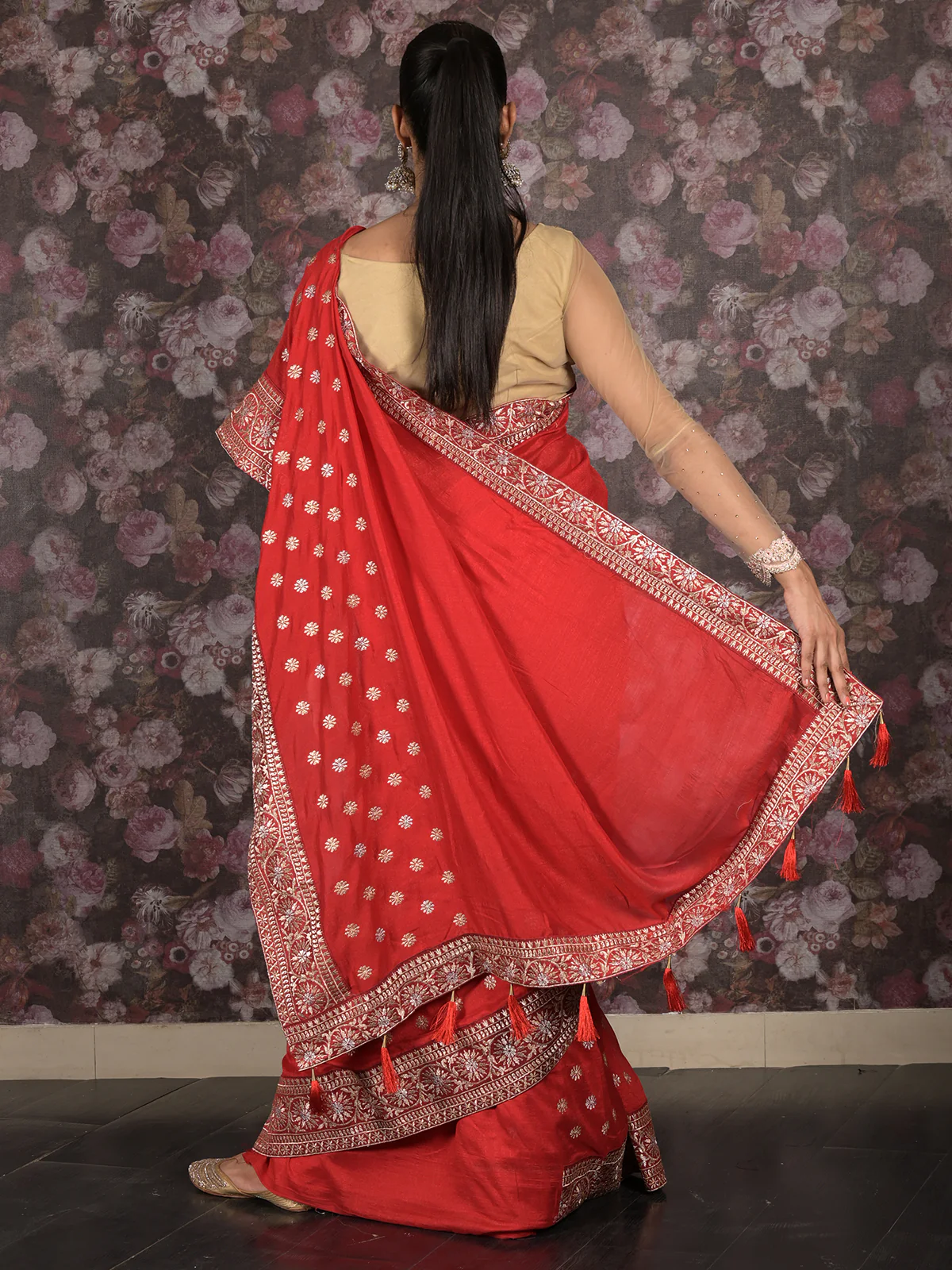 Odette Red Embroiedered Silk Blend Saree With Unstitched Blouse For Women - Image 2