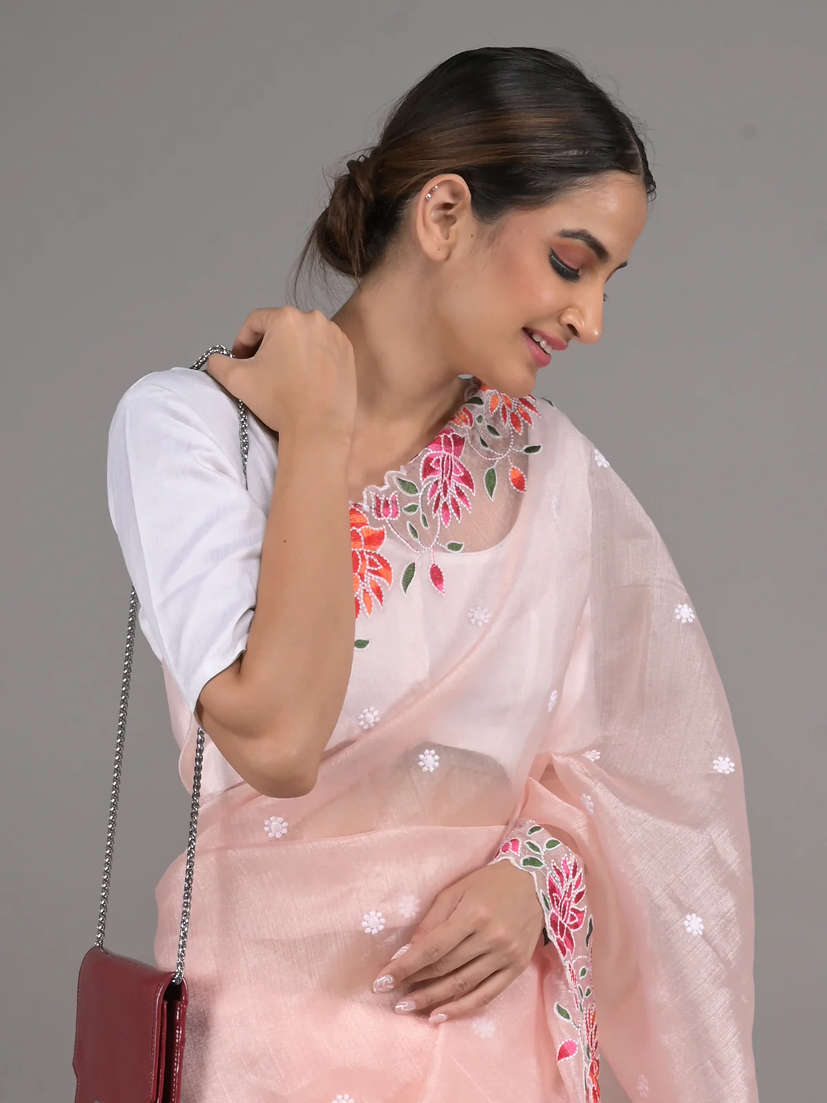 Odette Peach Embroidered Organza Saree With Unstitched Blouse For Women - Image 4
