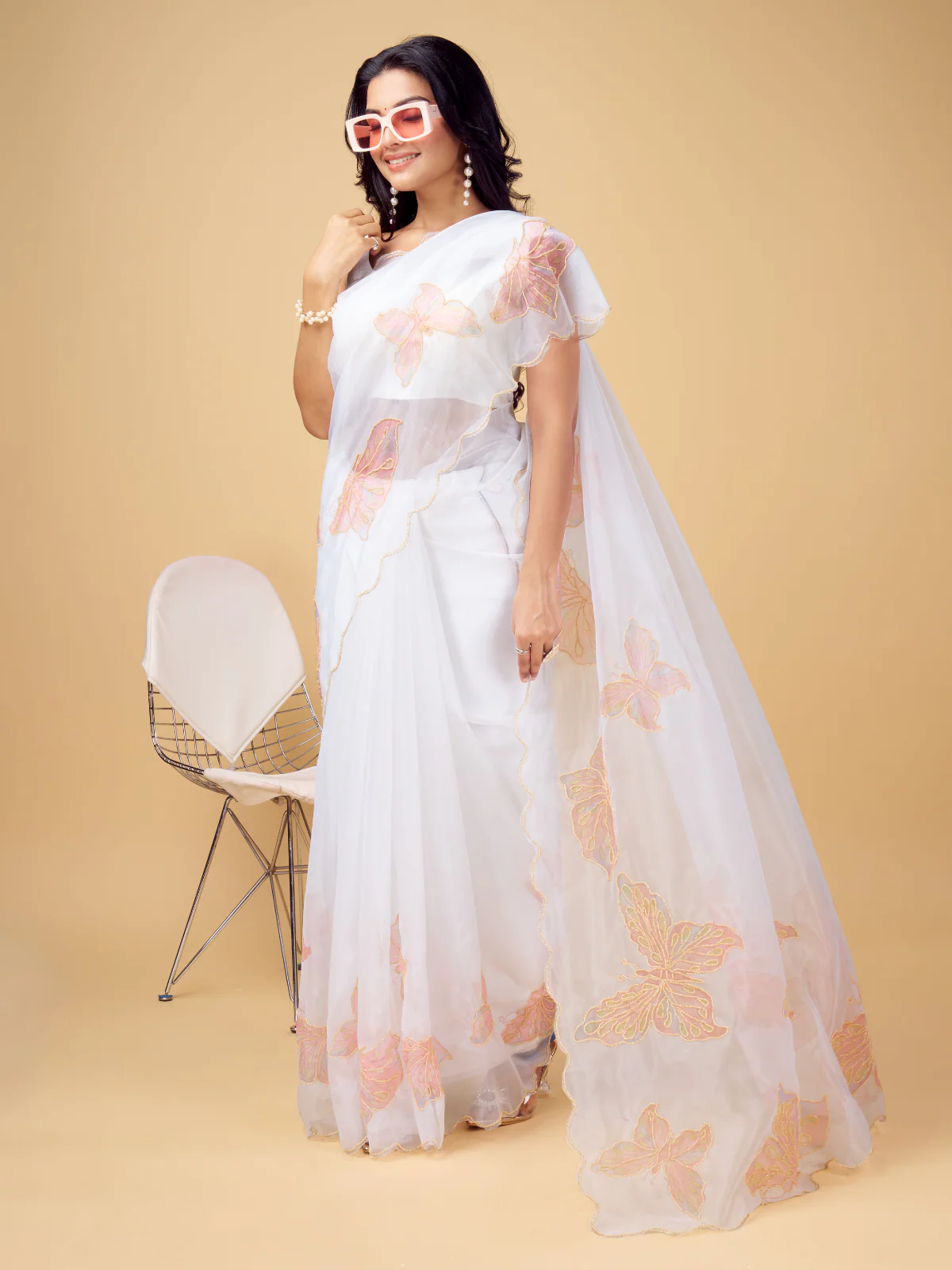 Odette White and Peach Organza Printed Saree With Unstitched Blouse For Women - Image 2