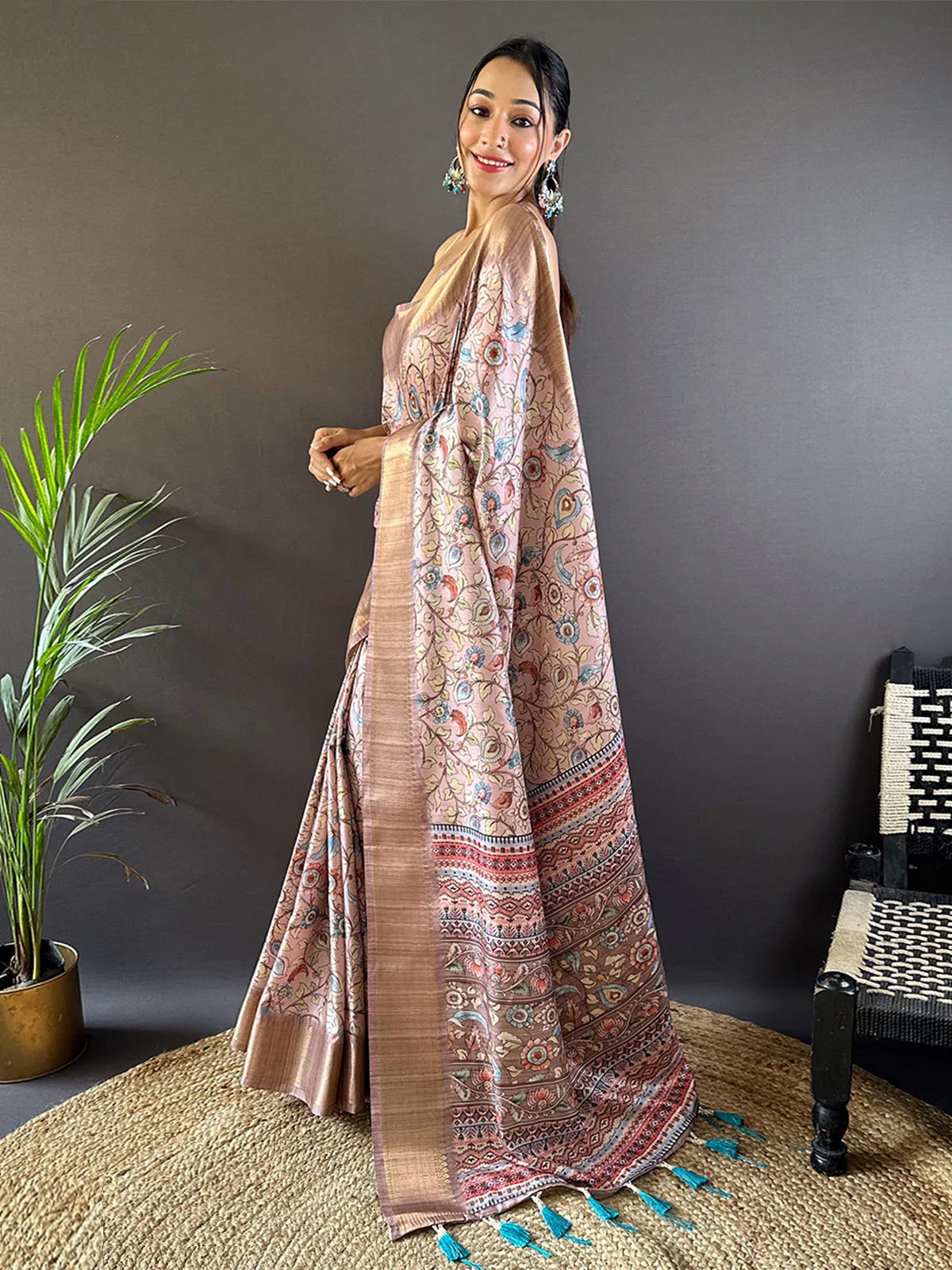 Odette Peach Printed Silk Blend Saree With Unstitched Blouse For Women - Image 3