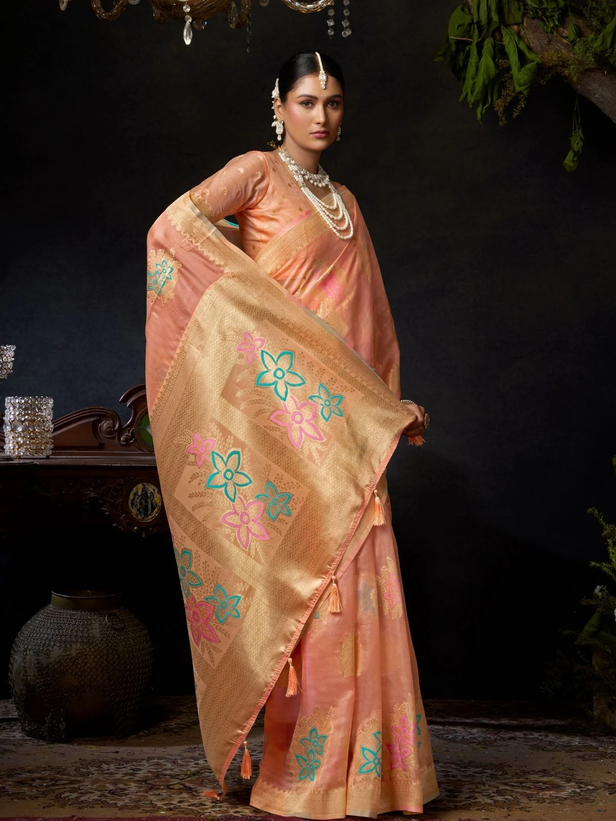 Odette Peach Silk Blend Woven Saree For Women - Image 3