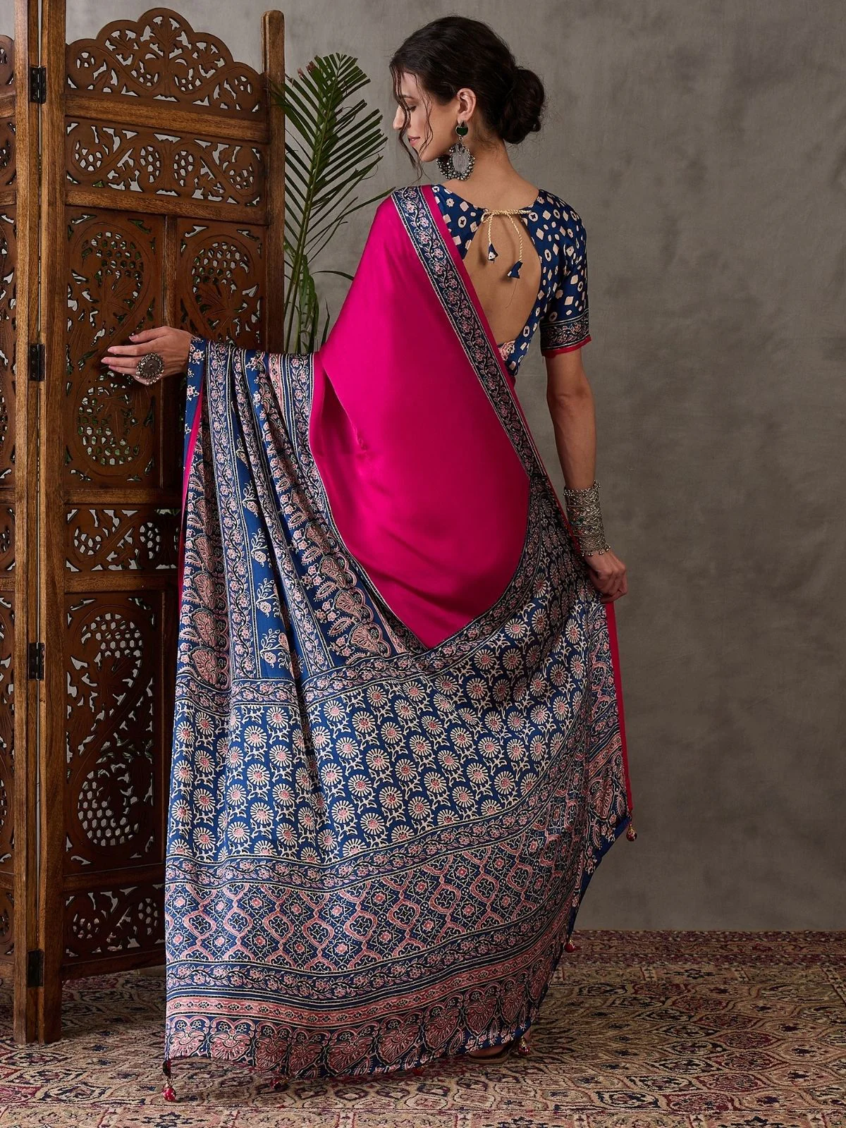 Odette Pink And Blue Silk Blend Printed Elegant Saree For Women - Image 2