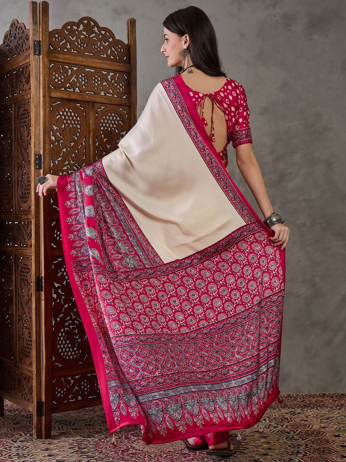 Odette Pink And Cream Silk Blend Printed Elegant Saree For Women - Image 2