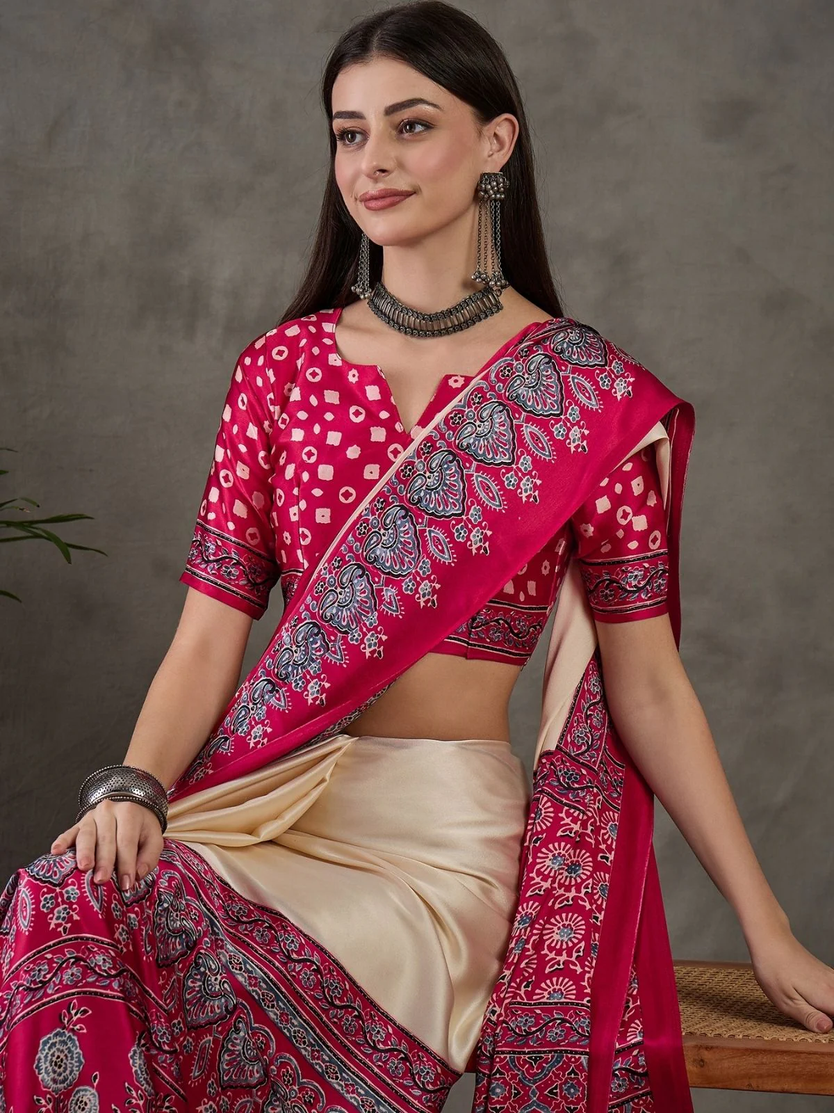 Odette Pink And Cream Silk Blend Printed Elegant Saree For Women - Image 4