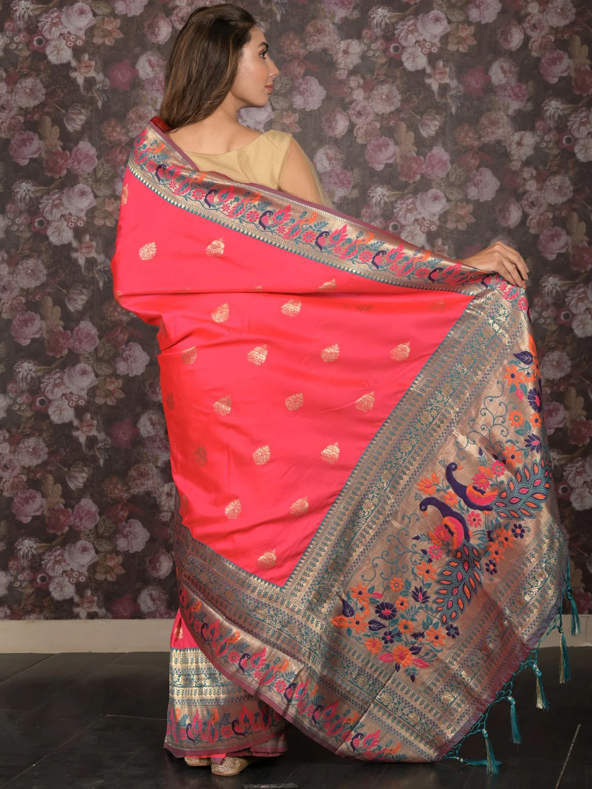 Odette Pink Patola Woven Saree With Unstitched Blouse For Women - Image 4