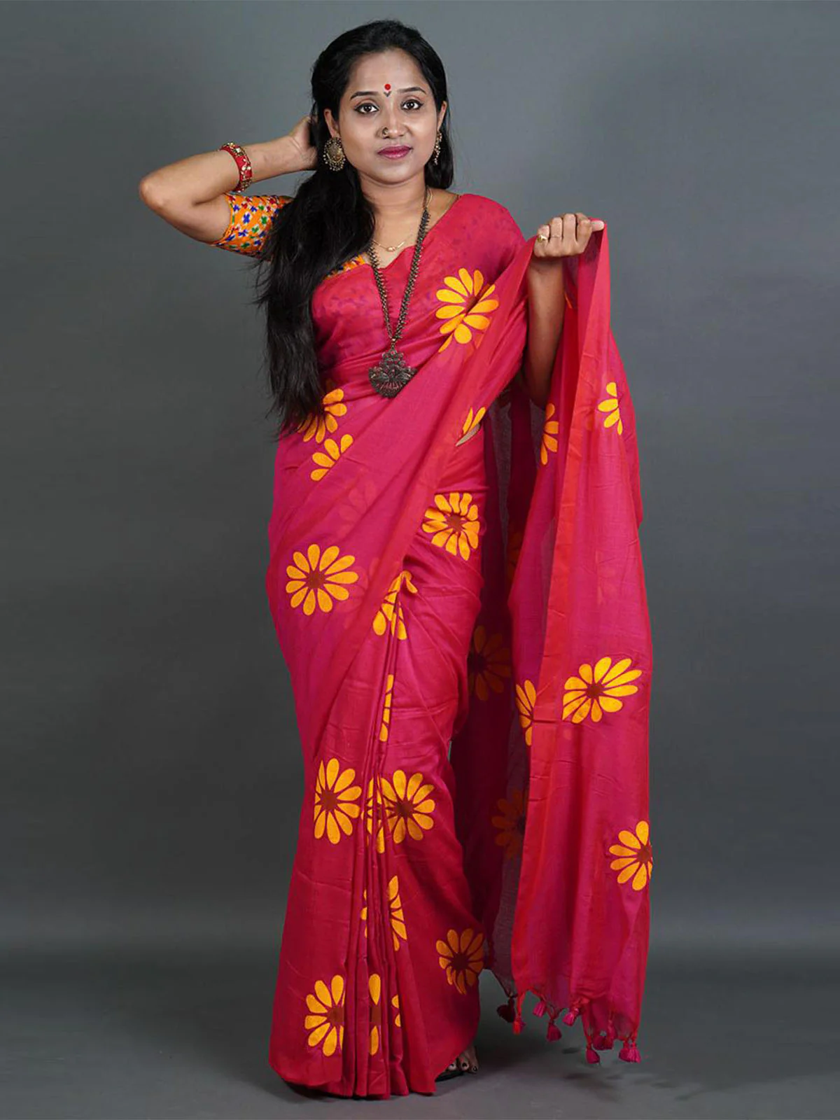 Odette Pink Printed Cotton Saree With Unstitched Blouse For Women - Image 2
