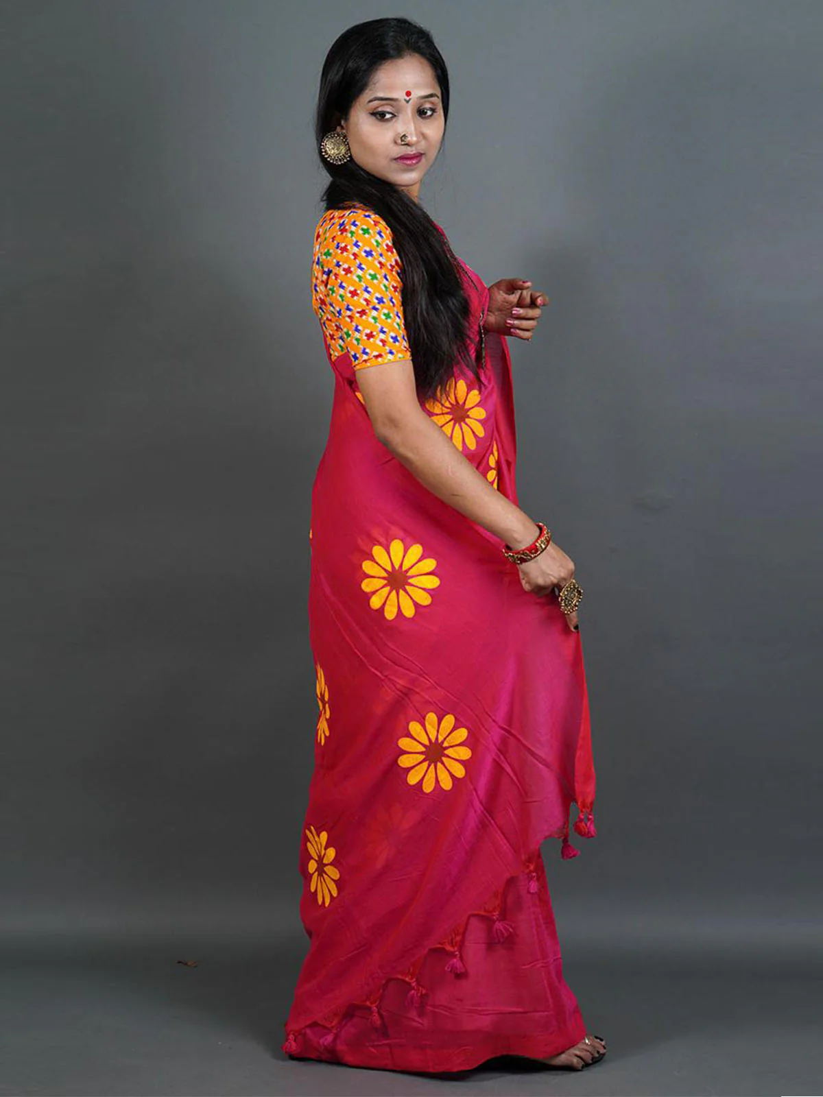 Odette Pink Printed Cotton Saree With Unstitched Blouse For Women - Image 3