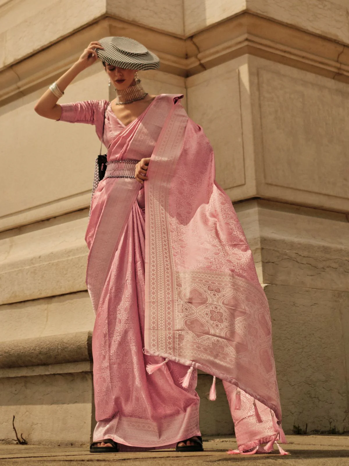 Odette Pink Silk Blend Woven Saree With Unstitched Blouse For Women - Image 2