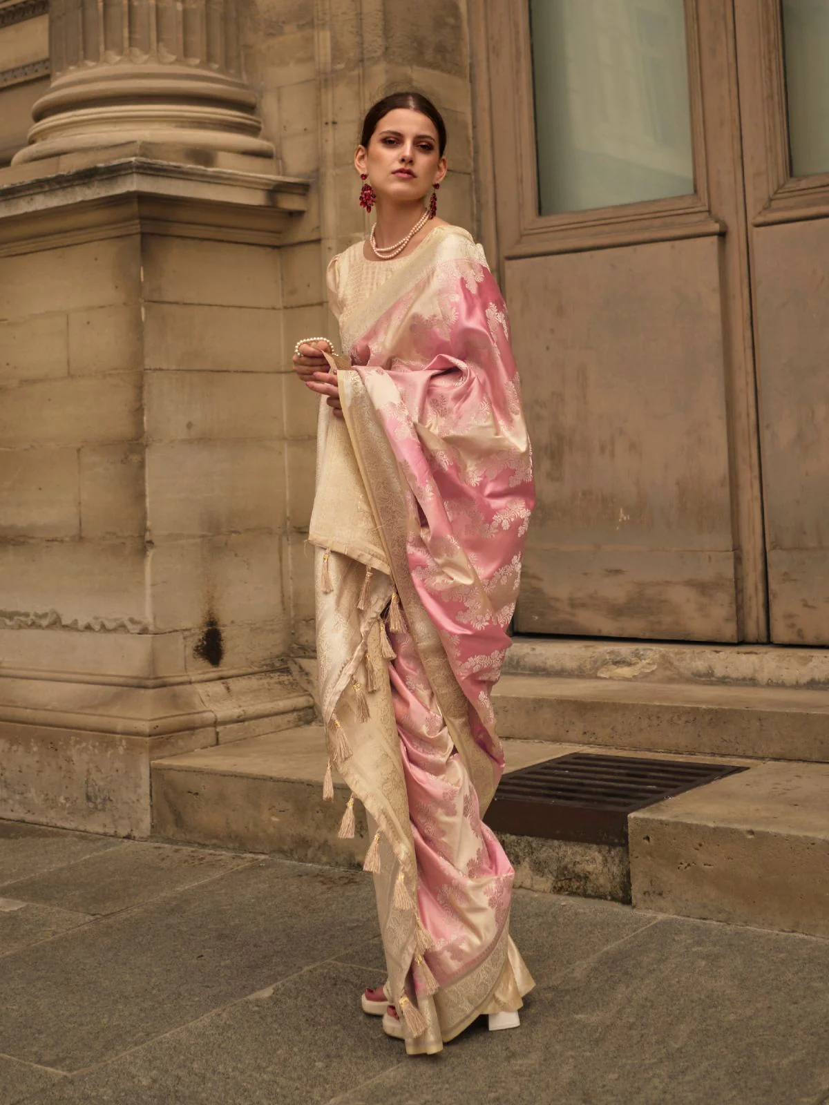 Odette Pink Silk Blend Woven Saree With Unstitched Blouse For Women - Image 2