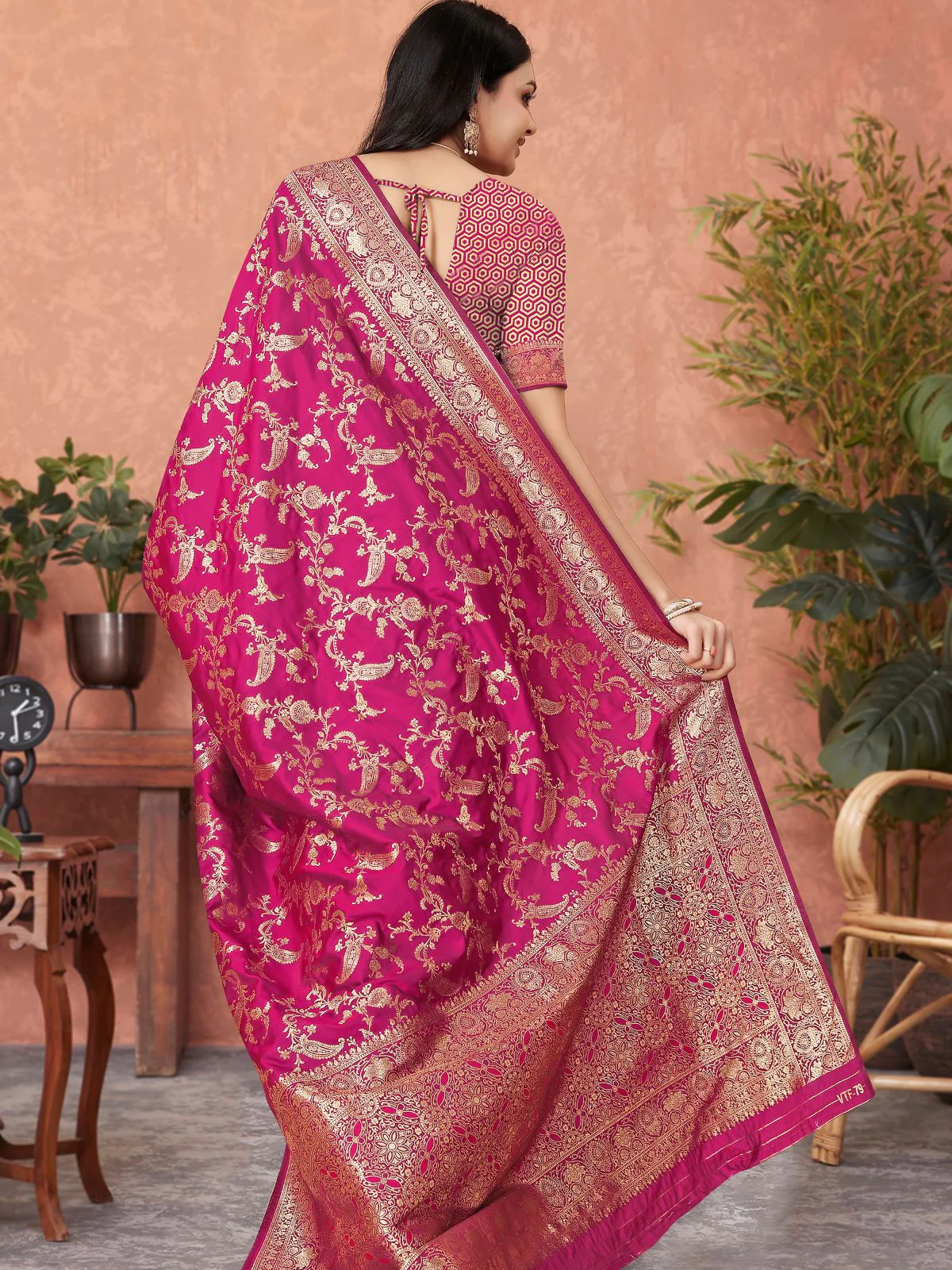 Odette Pink Woven Banarasi Silk Saree With Unstitched Blouse For Women - Image 5