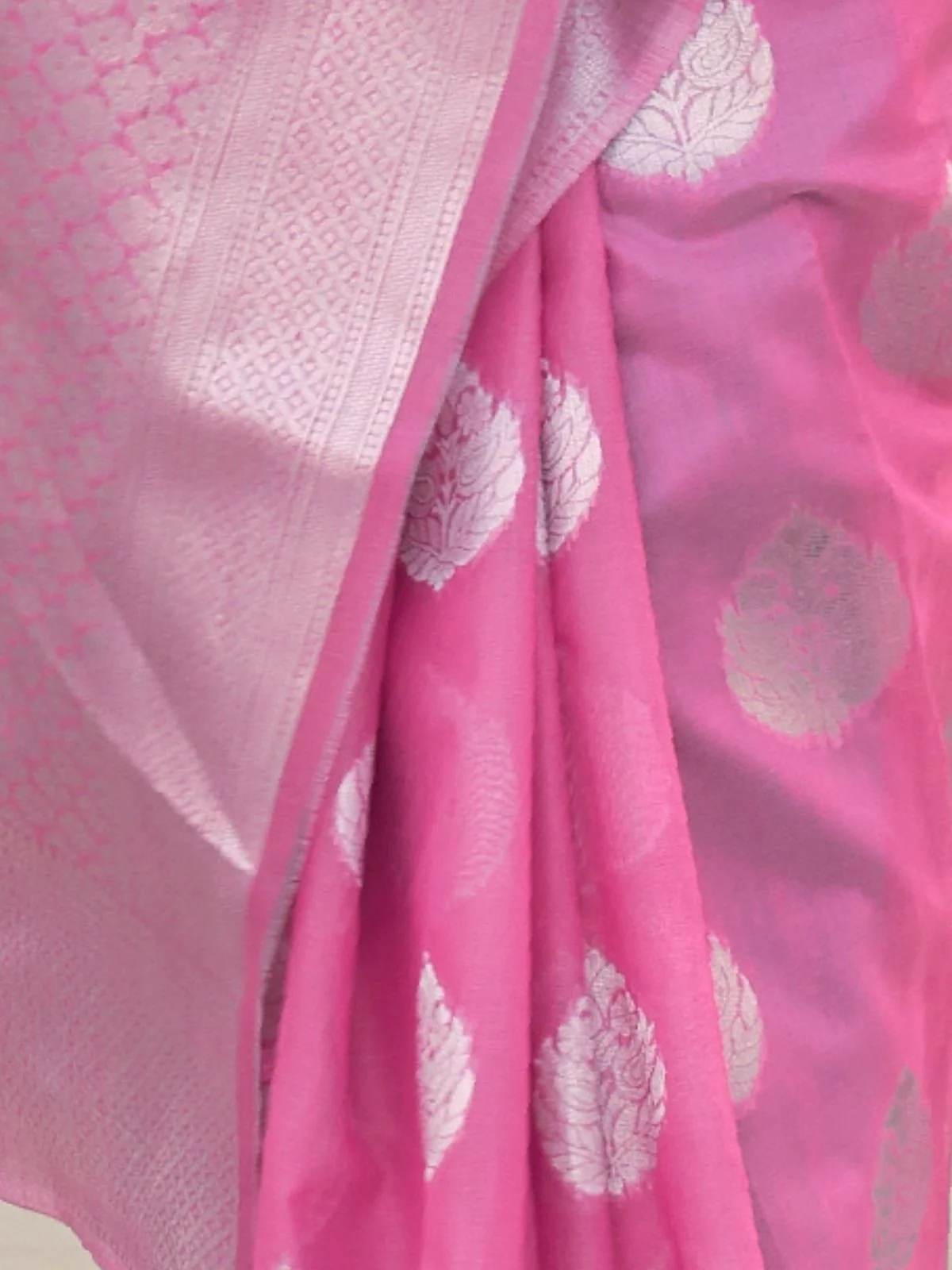 Odette Pink Woven Design Linen Saree With Unstitched Blouse For Women - Image 3