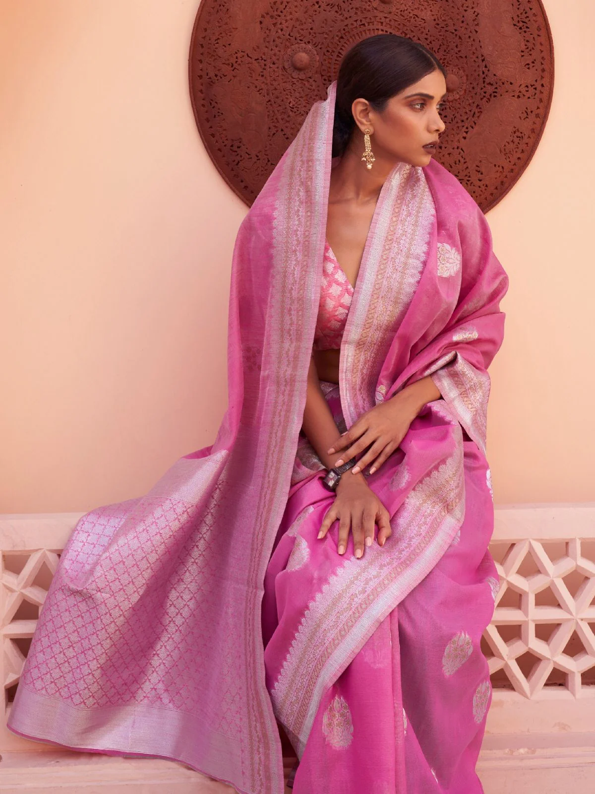 Odette Pink Woven Design Linen Saree With Unstitched Blouse For Women - Image 2