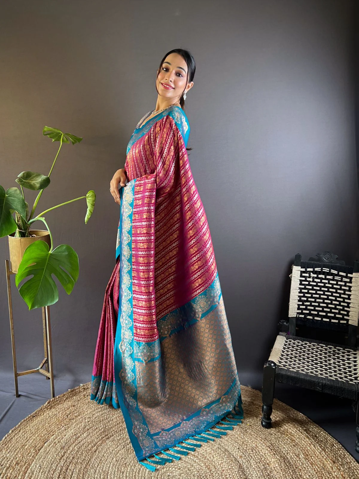 Odette Pink Woven Design Soft Silk Saree With Unstitched Blouse For Women - Image 2