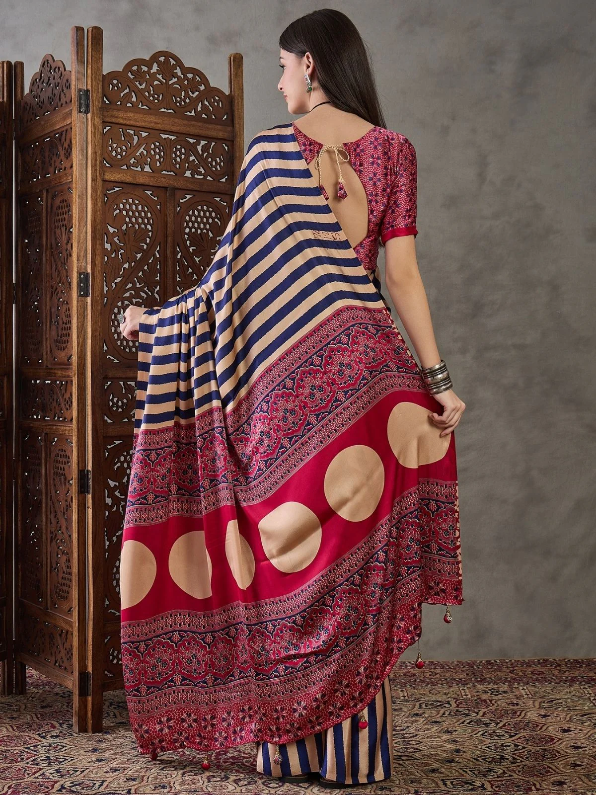 Odette Purple And Cream Silk Blend Printed Elegant Saree For Women - Image 2
