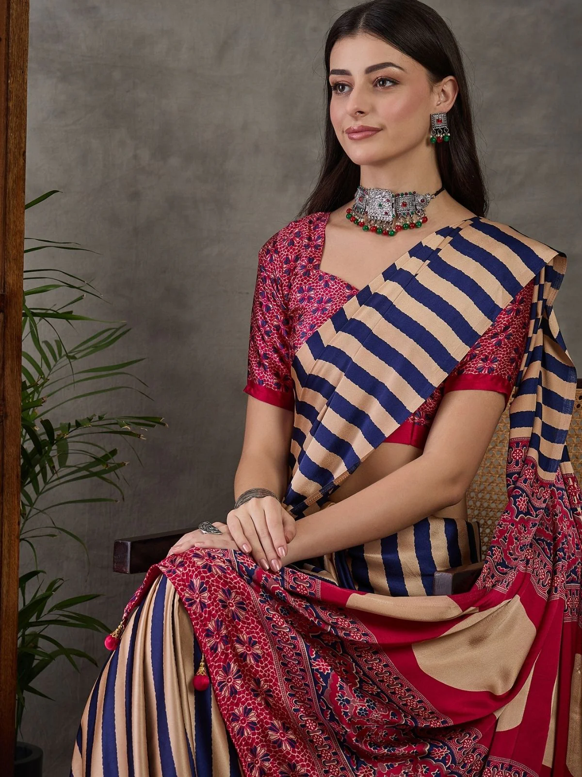 Odette Purple And Cream Silk Blend Printed Elegant Saree For Women - Image 4