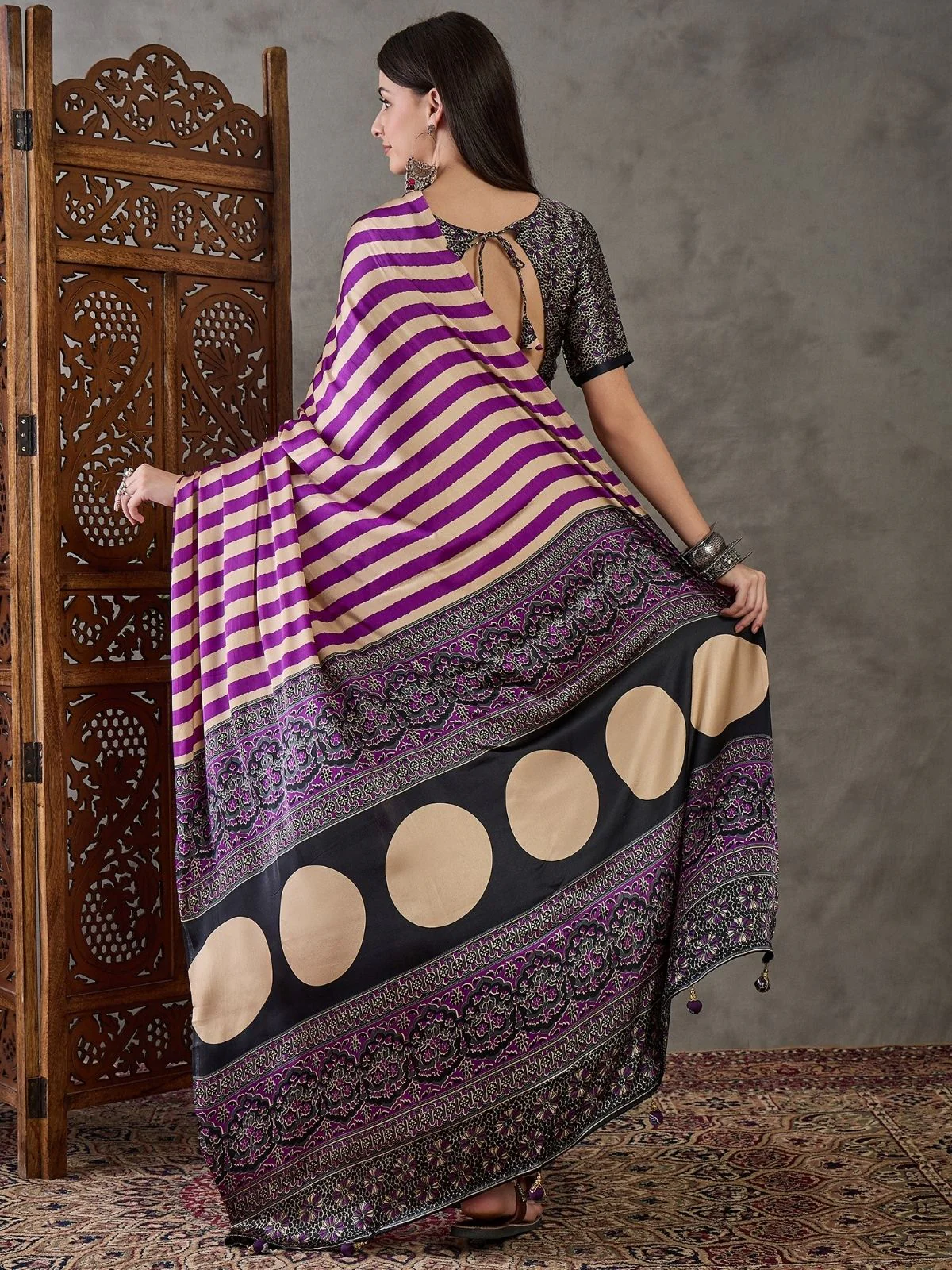 Odette Purple And Cream Silk Blend Printed Elegant Saree For Women - Image 2