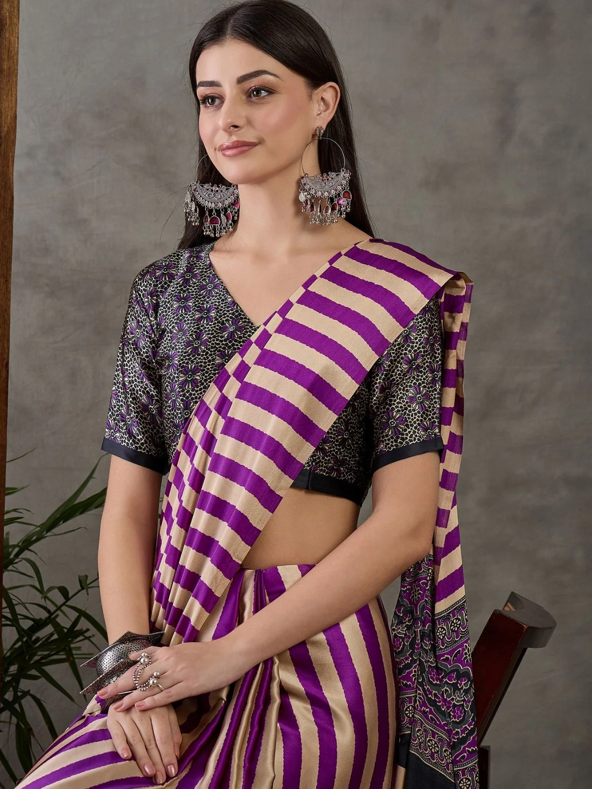 Odette Purple And Cream Silk Blend Printed Elegant Saree For Women - Image 4