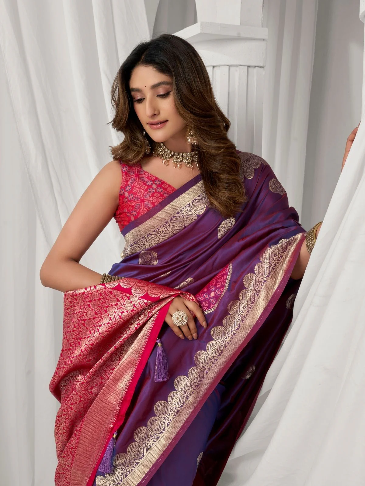 Odette Purple and Pink Silk Blend Printed Saree For Women - Image 5