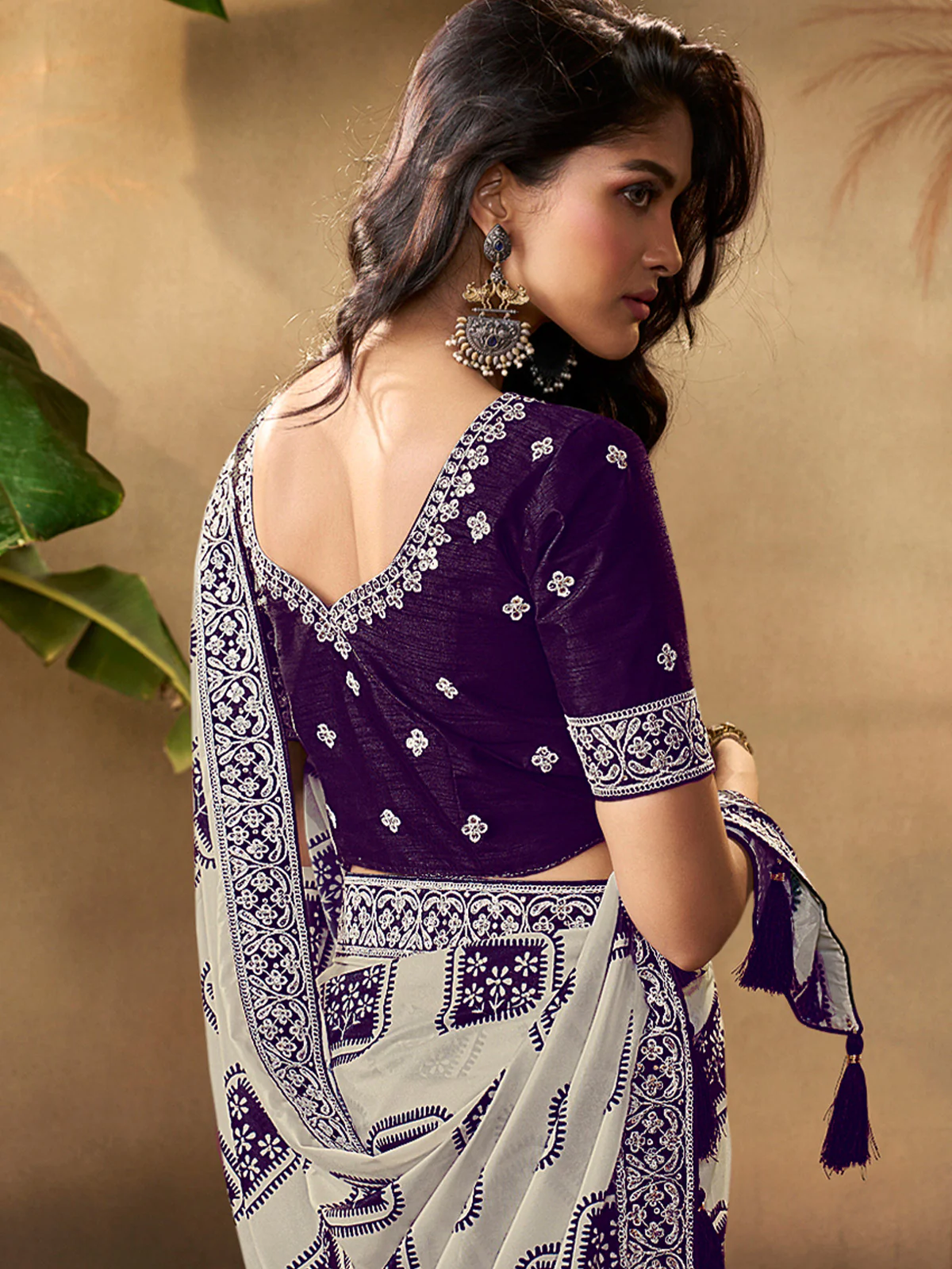 Odette Off White and Purple Georgette Printed Saree with Unstitched Blouse For Women - Image 3