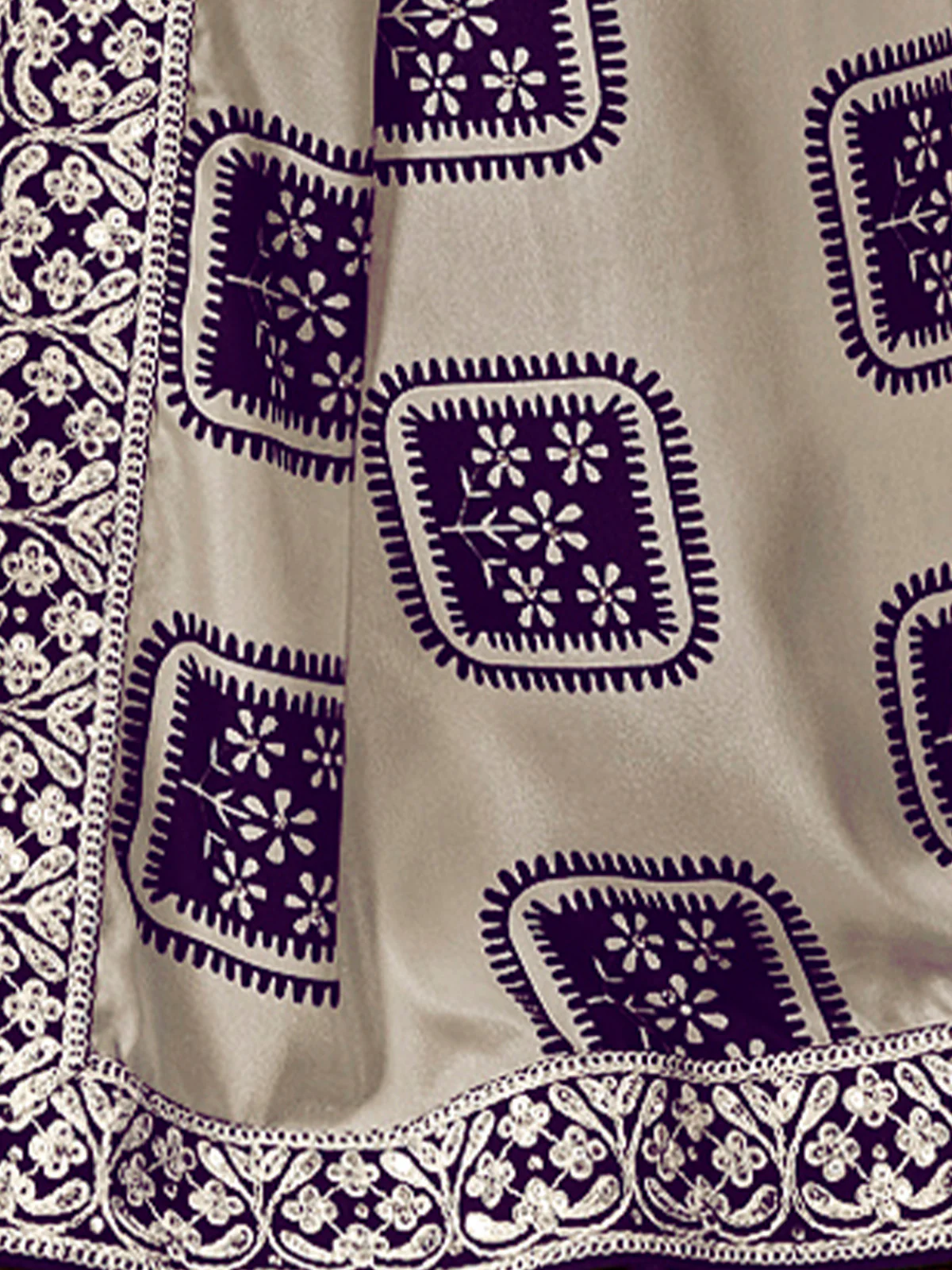Odette Off White and Purple Georgette Printed Saree with Unstitched Blouse For Women - Image 4