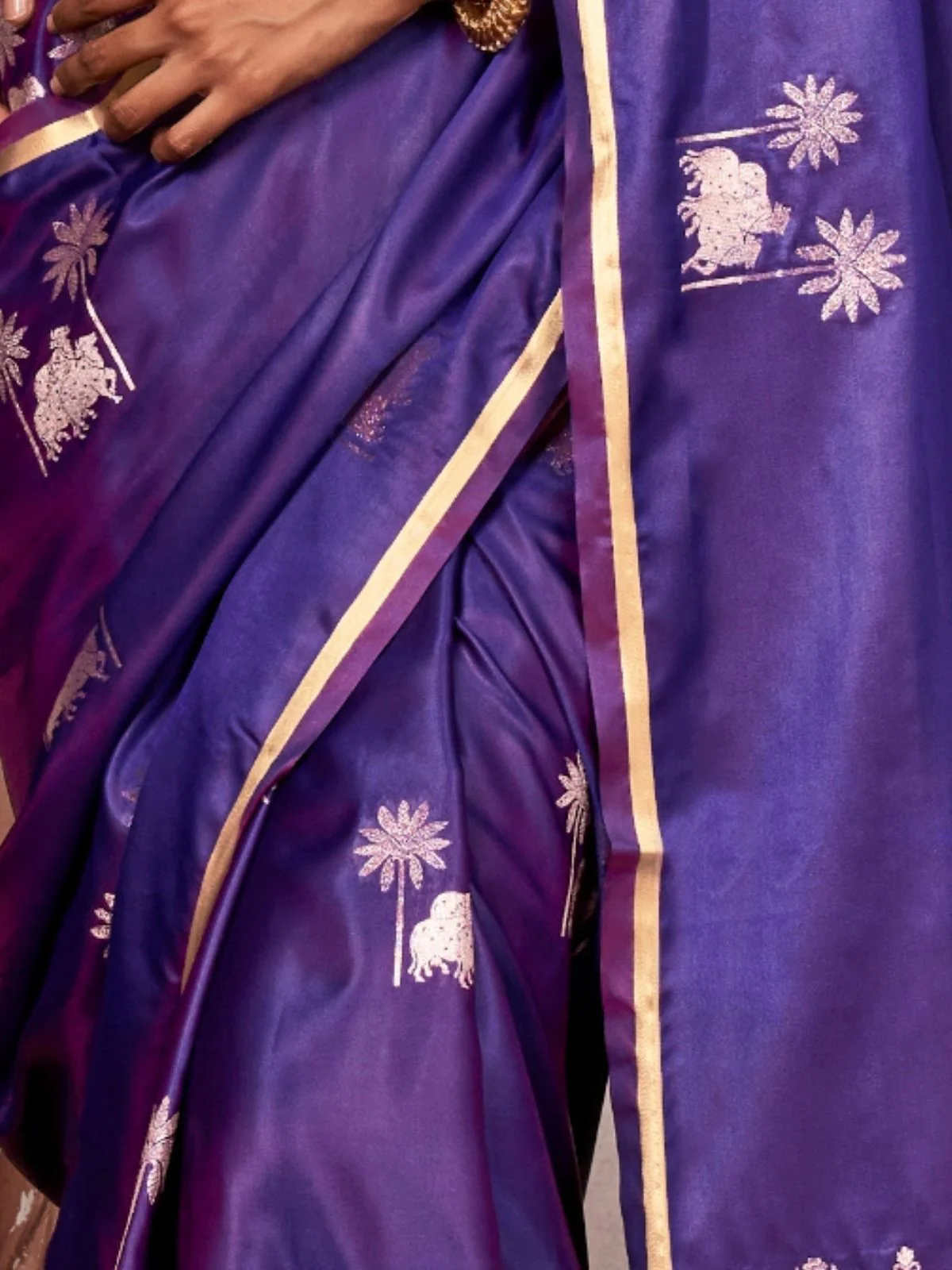 Odette Purple Satin Woven Saree With Unstitched Blouse For Women - Image 3