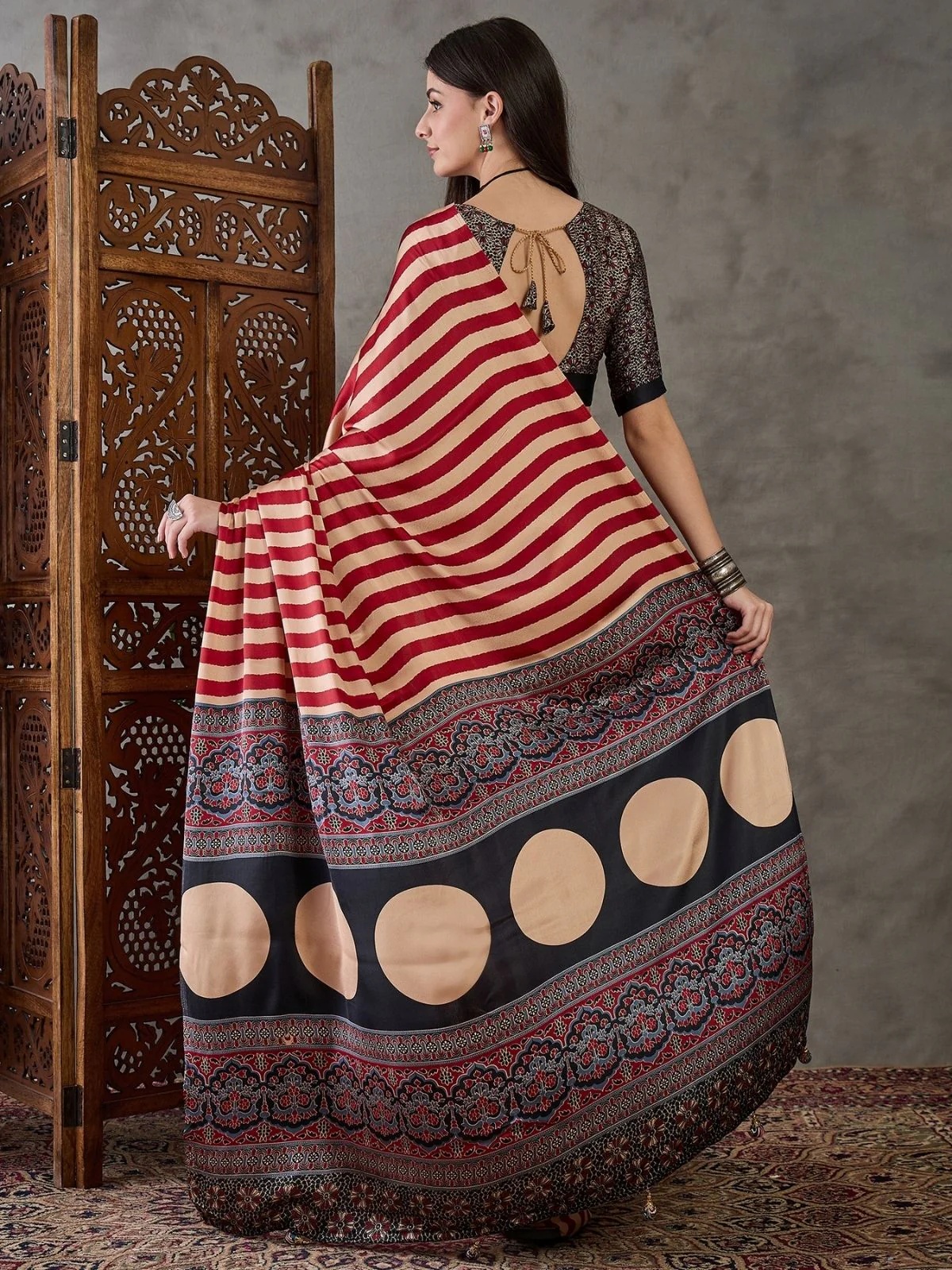 Odette Red And Cream Silk Blend Printed Elegant Saree For Women - Image 2