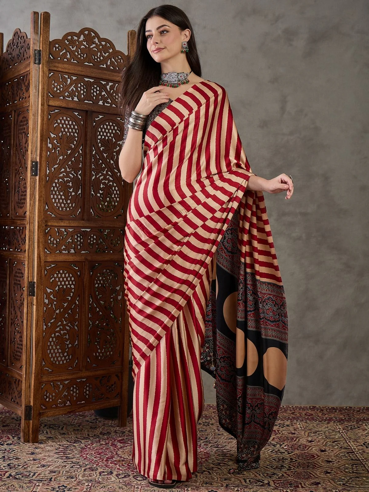 Odette Red And Cream Silk Blend Printed Elegant Saree For Women - Image 3