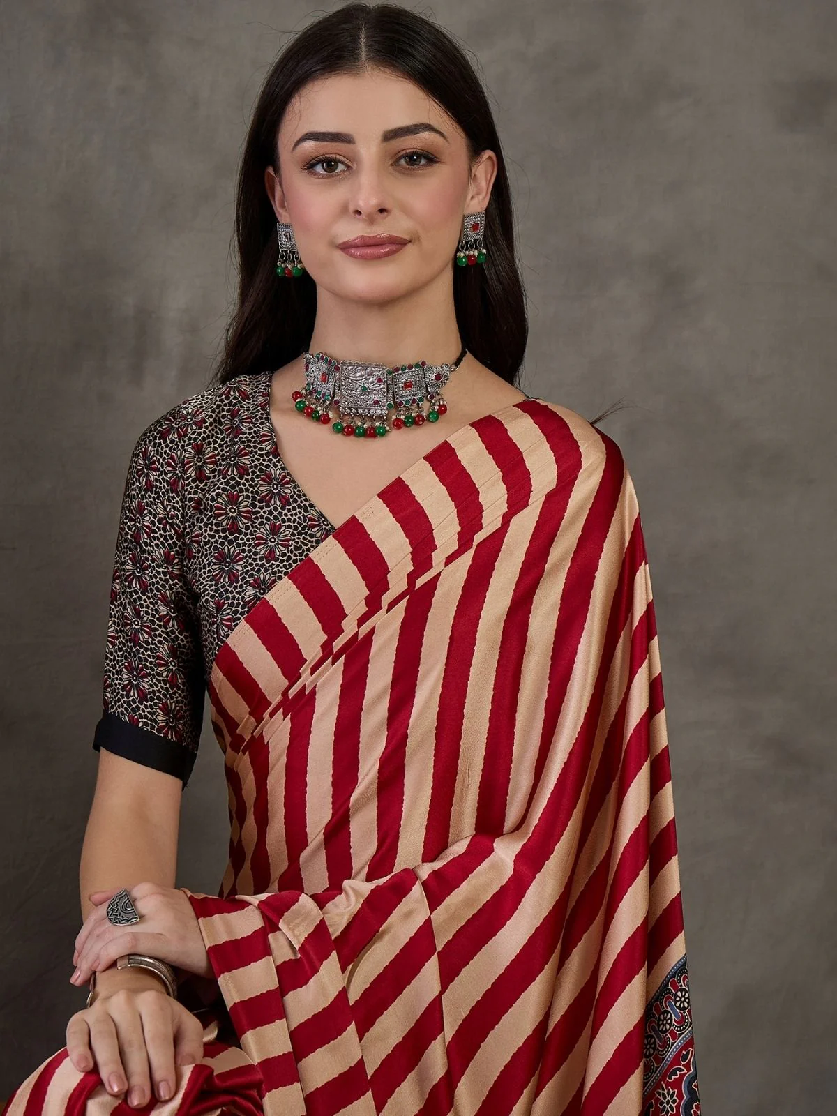Odette Red And Cream Silk Blend Printed Elegant Saree For Women - Image 4