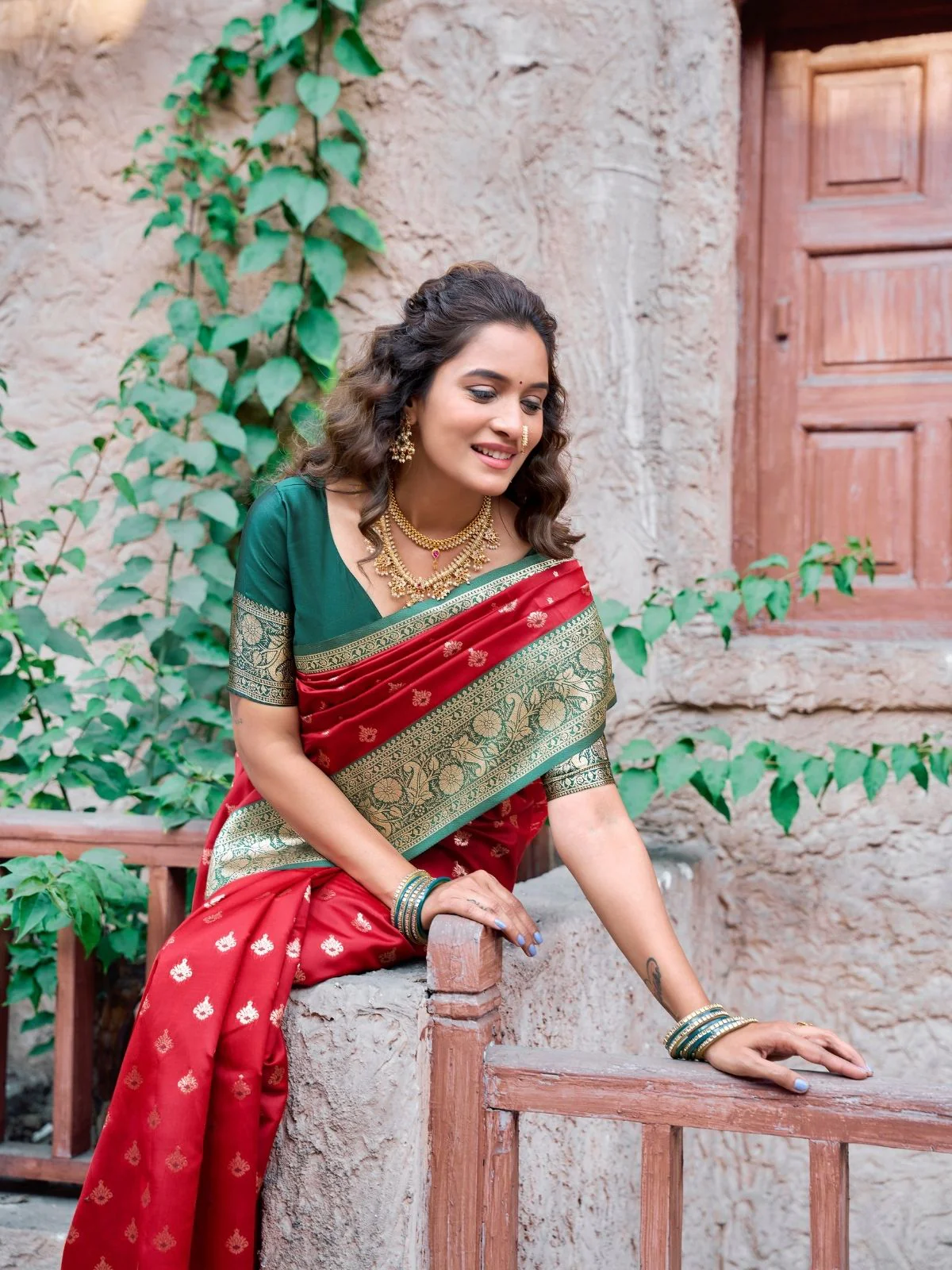 Odette Red and Green Silk Blend Woven Saree For Women - Image 2