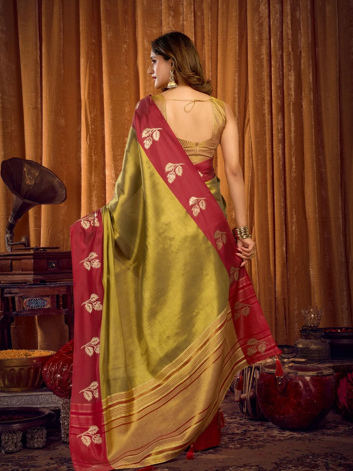 Odette Red and Olive Silk Blend Woven Saree For Women - Image 4