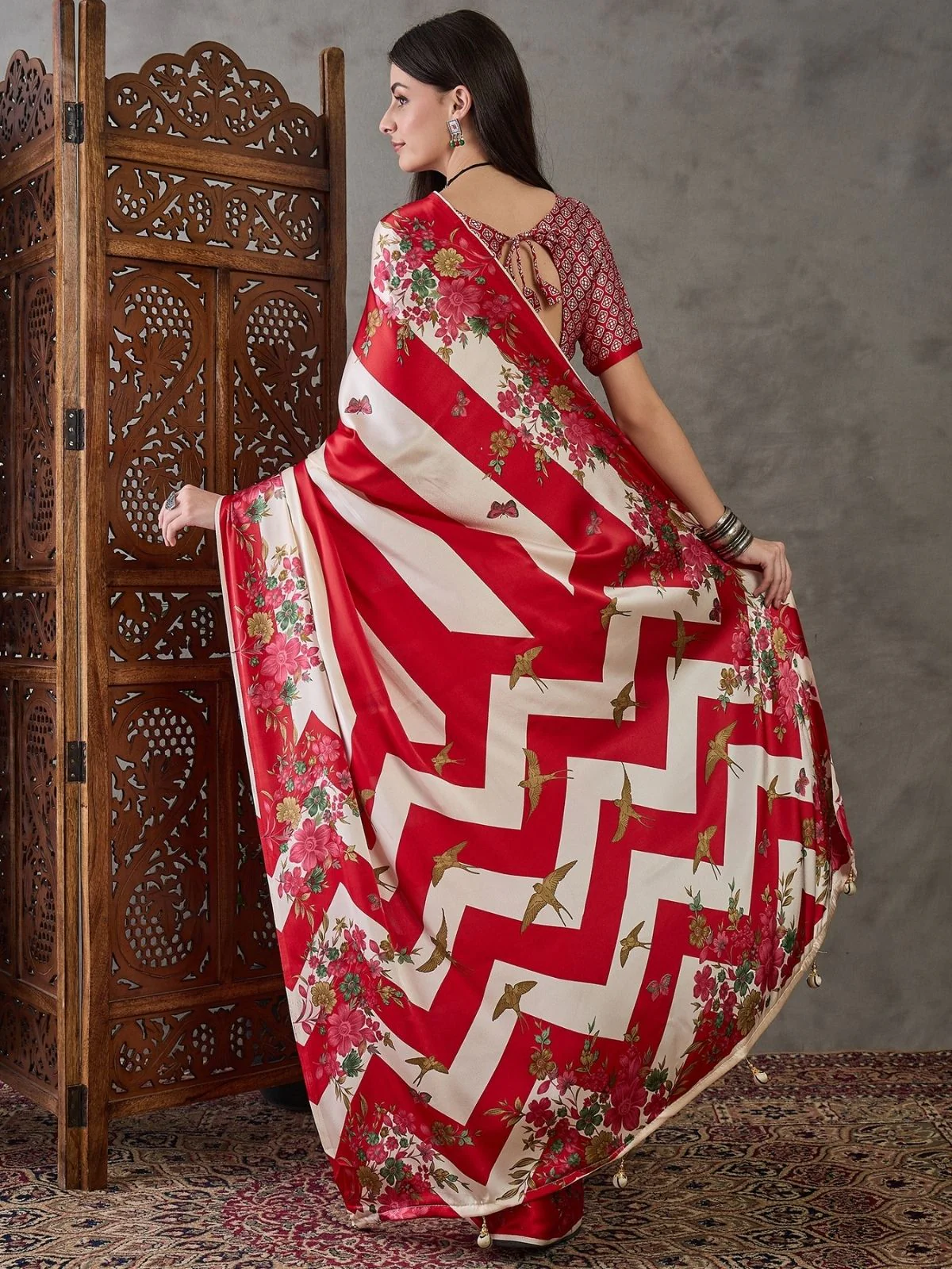 Odette Red And White Silk Blend Printed Elegant Saree For Women - Image 2