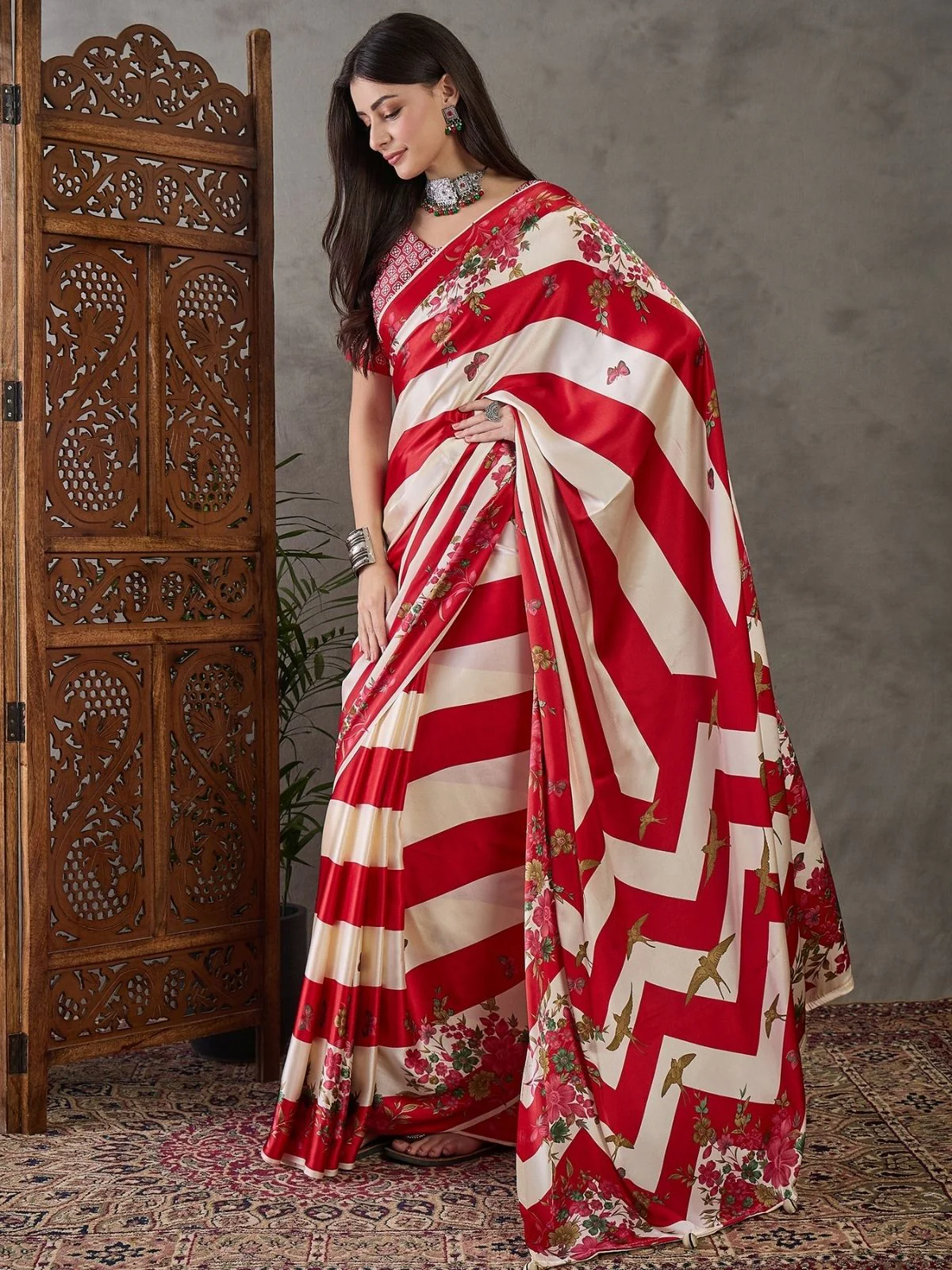Odette Red And White Silk Blend Printed Elegant Saree For Women - Image 3