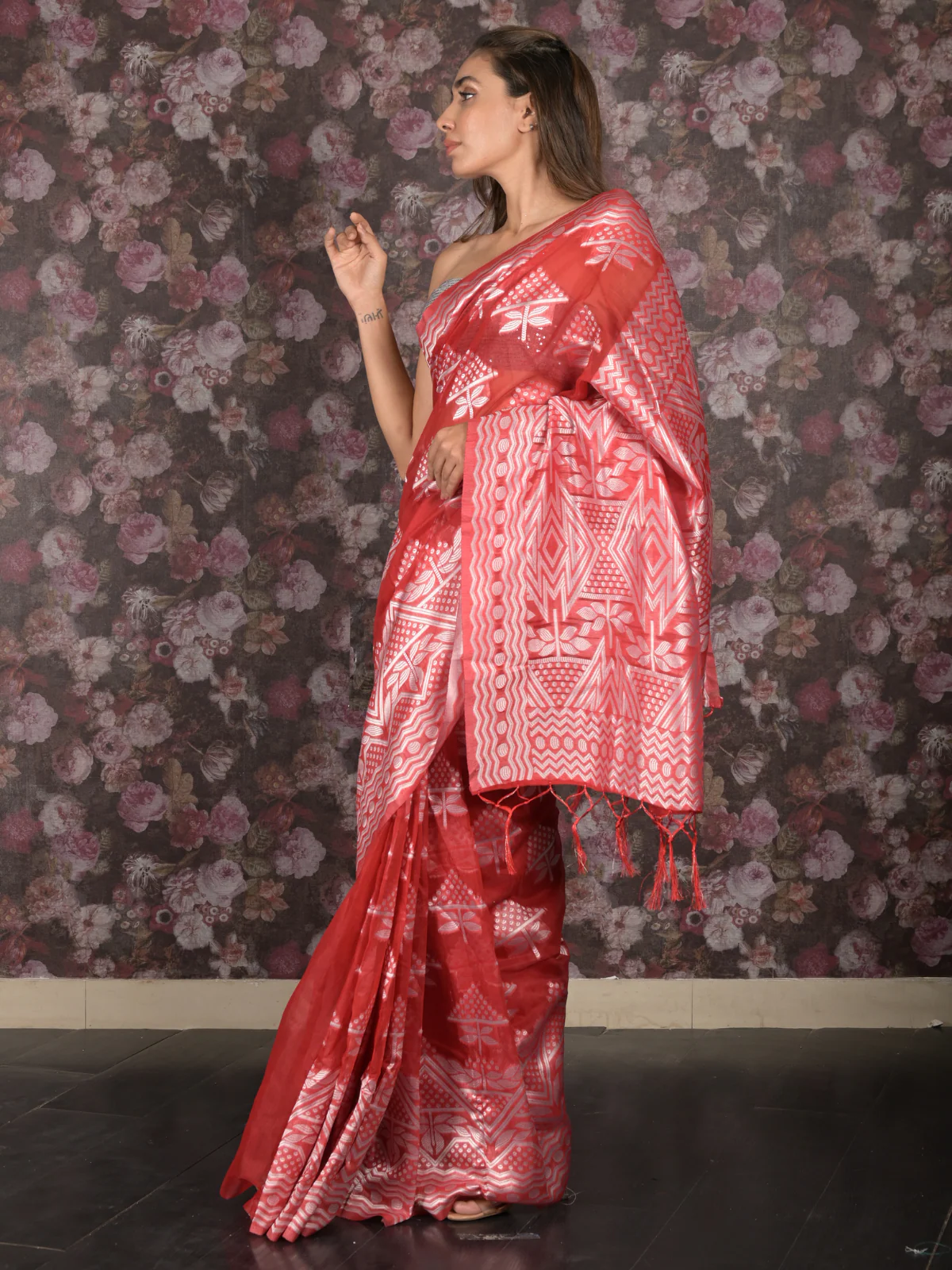 Odette Red Cotton Blend Woven Saree with Unstitched Blouse for Women - Image 3