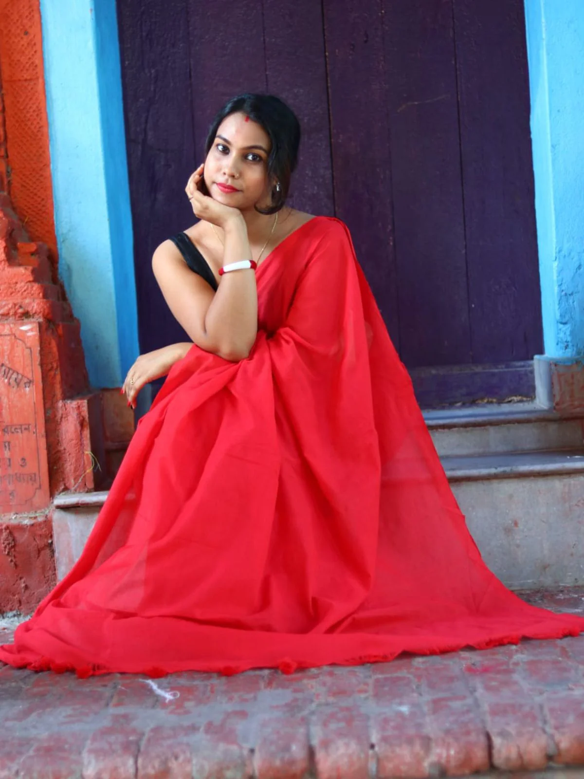 Odette Red Cotton  Saree  With Unstitched Blouse for Women - Image 3