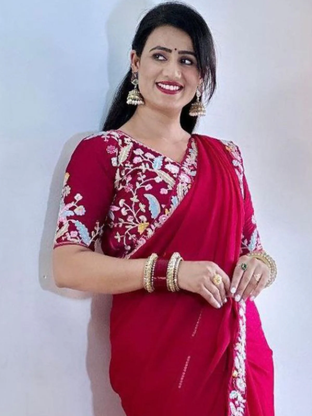Odette Red Embroidered Silk Blend Saree With Stitched Blouse For Women - Image 3