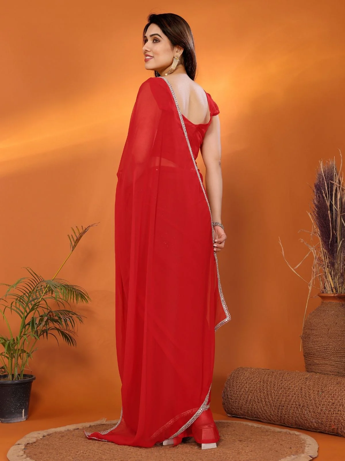 Odette Red Georgette Plain Saree With Unstitched Blouse For Women - Image 4